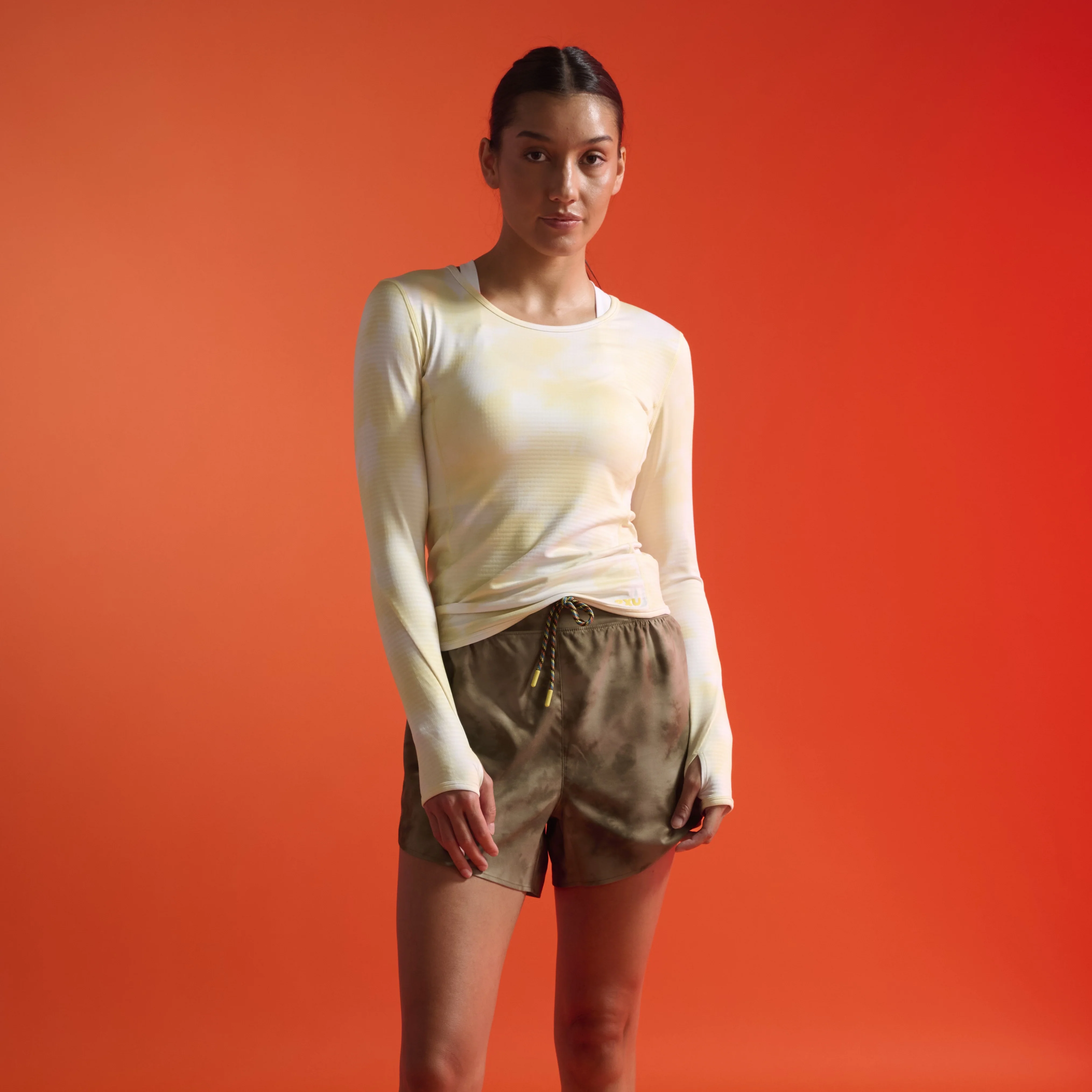 2XU Aero Hi-Rise 4 Inch Short | Terrain Kelp / Wattle Mist Reflective | Womens - Image 2