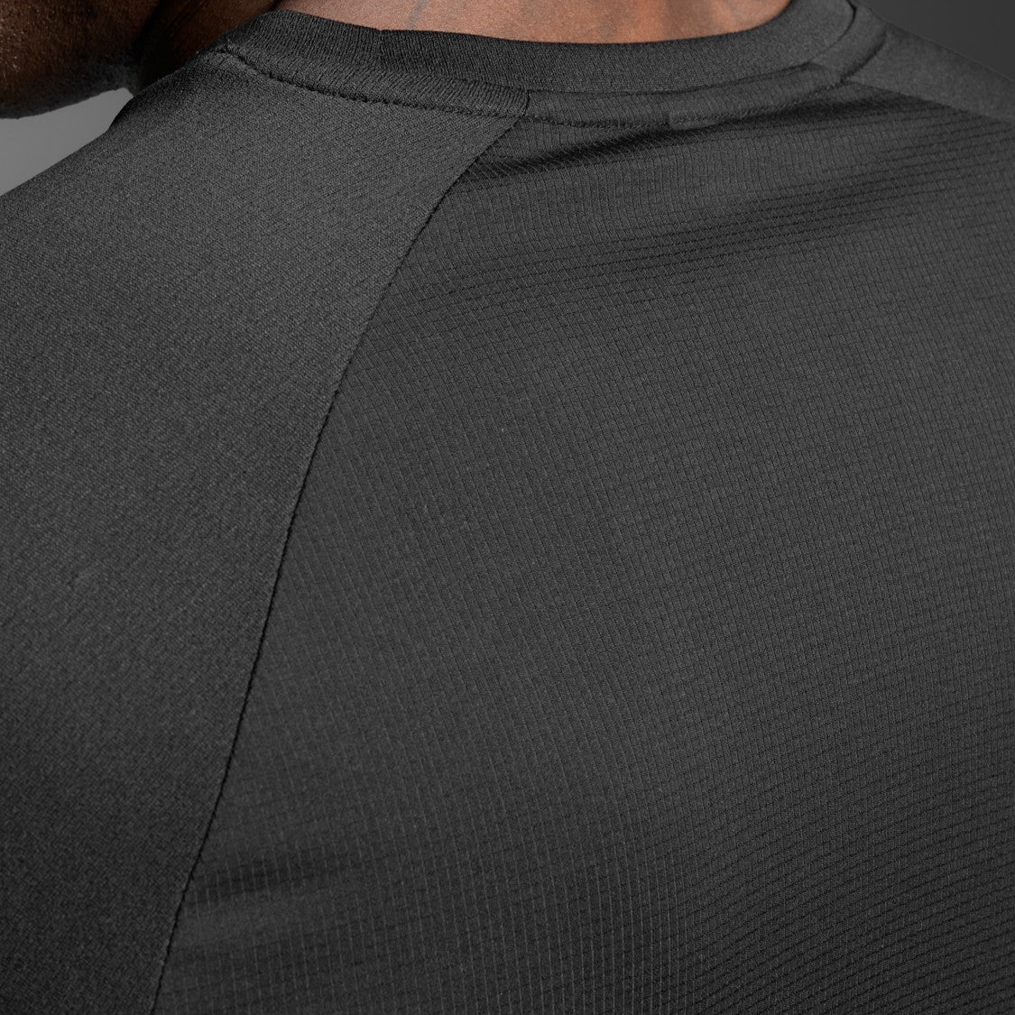 2XU Aero Mesh Long Sleeve Tee | Black / Silver Reflective | Mens - Image 4