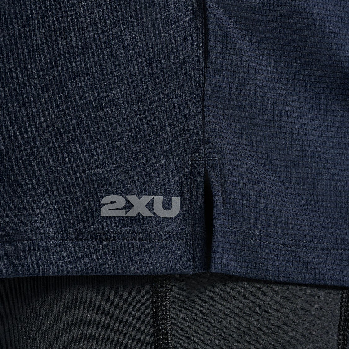 2XU Aero Mesh Long Sleeve Tee | Midnight / Silver Reflective | Mens - Image 4