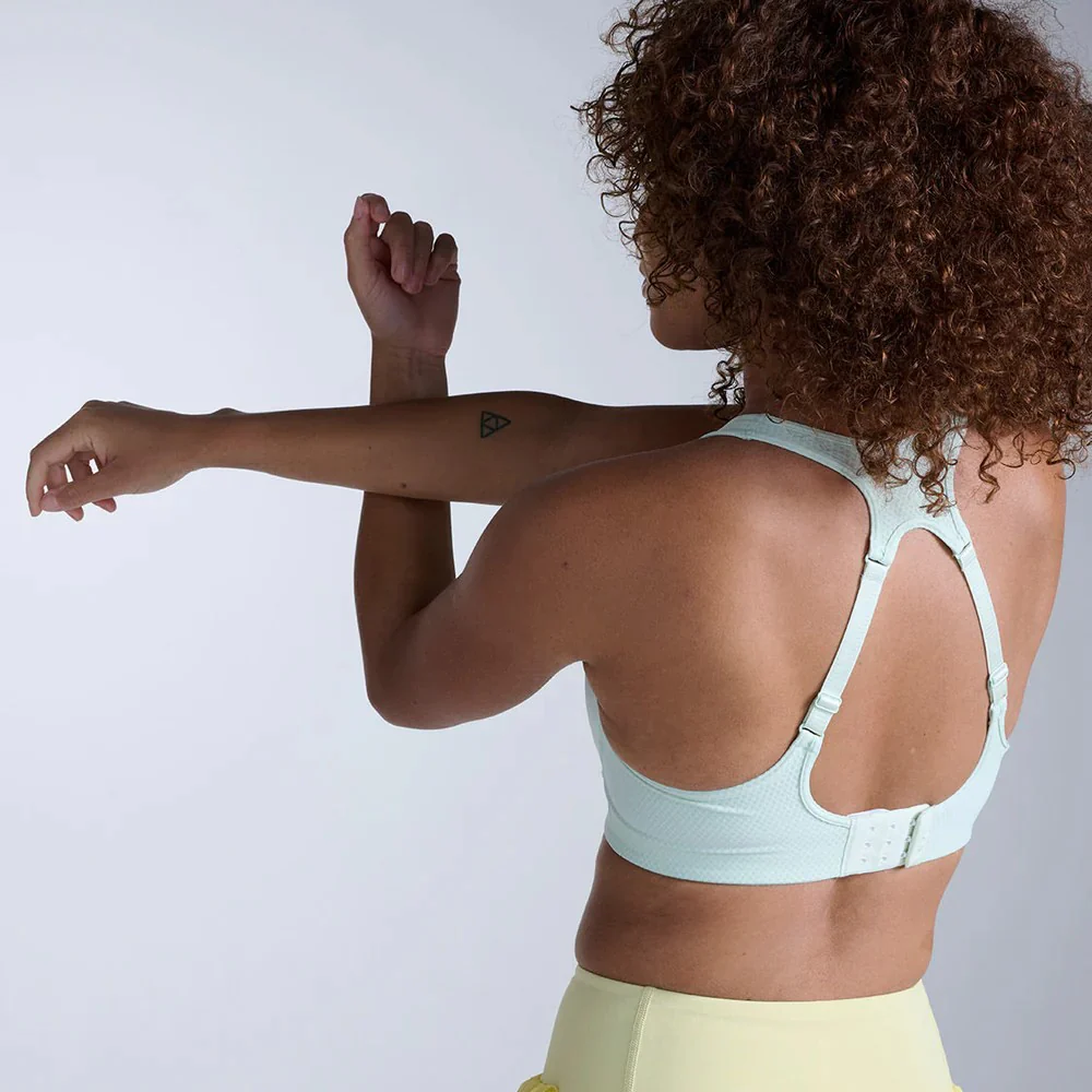 2XU Aero Mesh Medium Impact Bra | Mint / Dust Reflective | Womens - Image 2