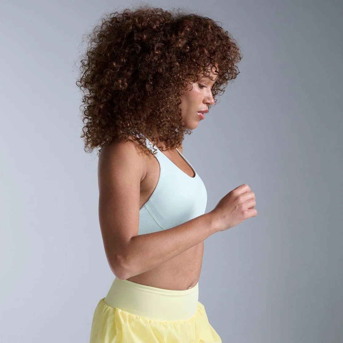 2XU Aero Mesh Medium Impact Bra | Mint / Dust Reflective | Womens - Image 3