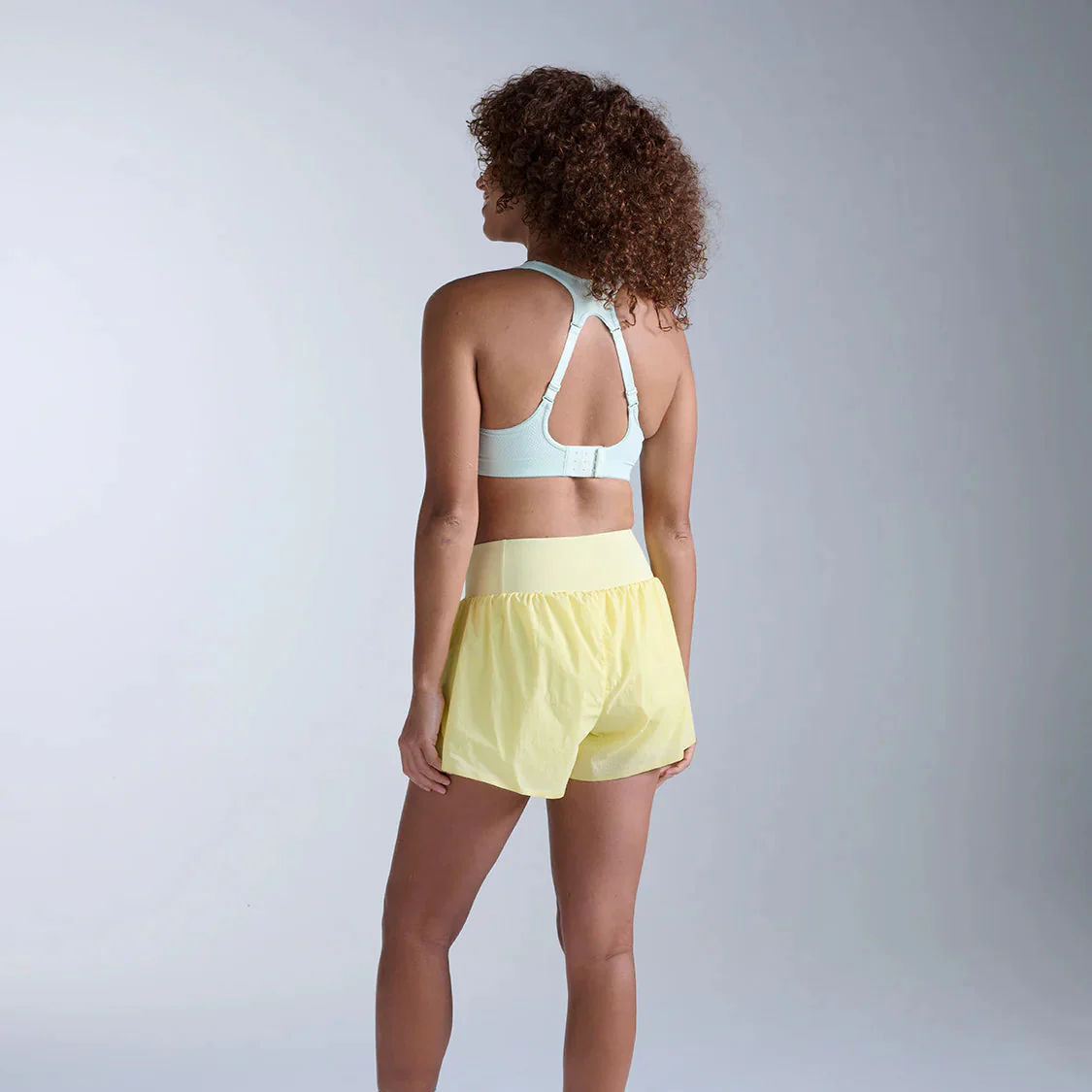2XU Aero Mesh Medium Impact Bra | Mint / Dust Reflective | Womens - Image 4
