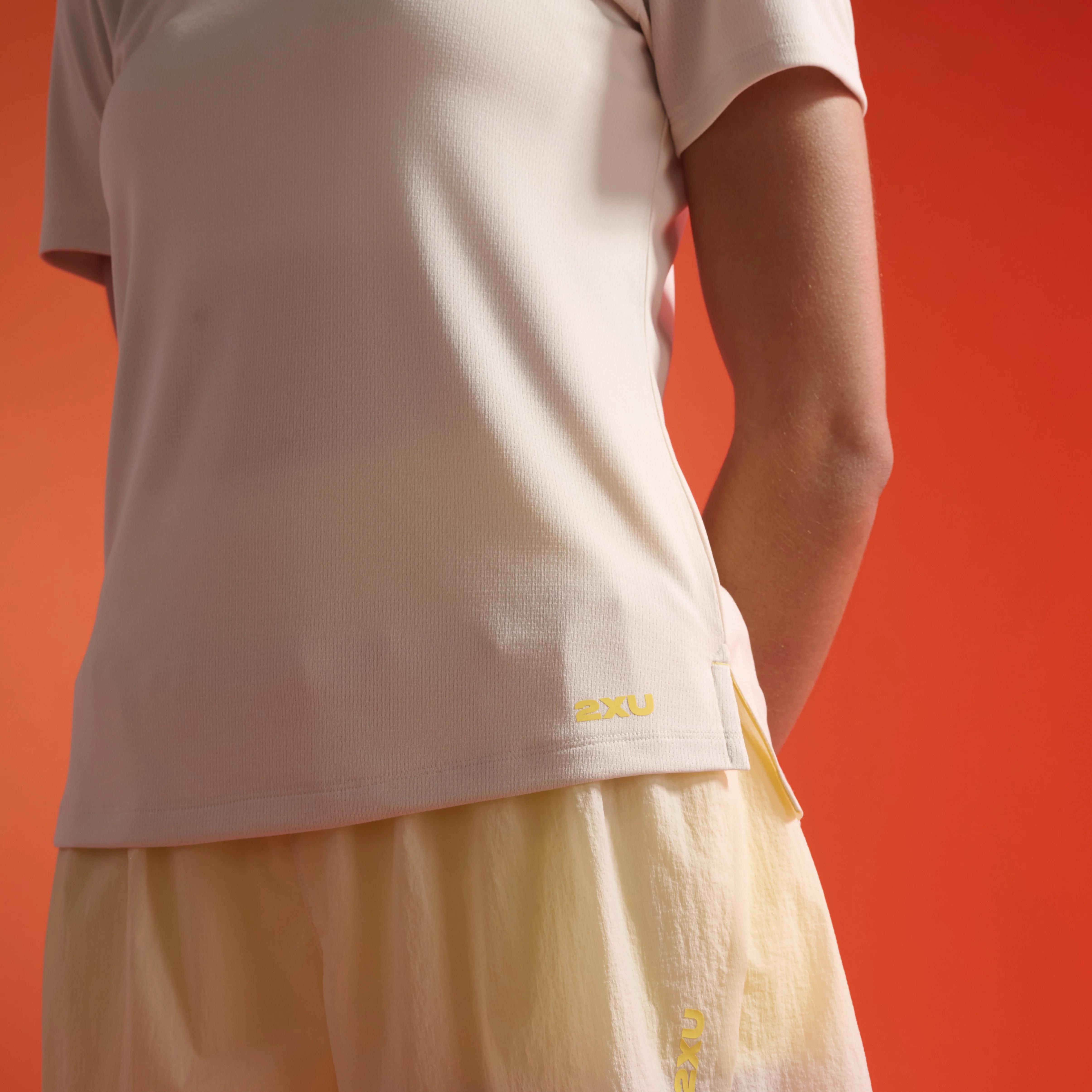 2XU Aero Tee | Fog / Wattle Mist Reflective | Womens - Image 2