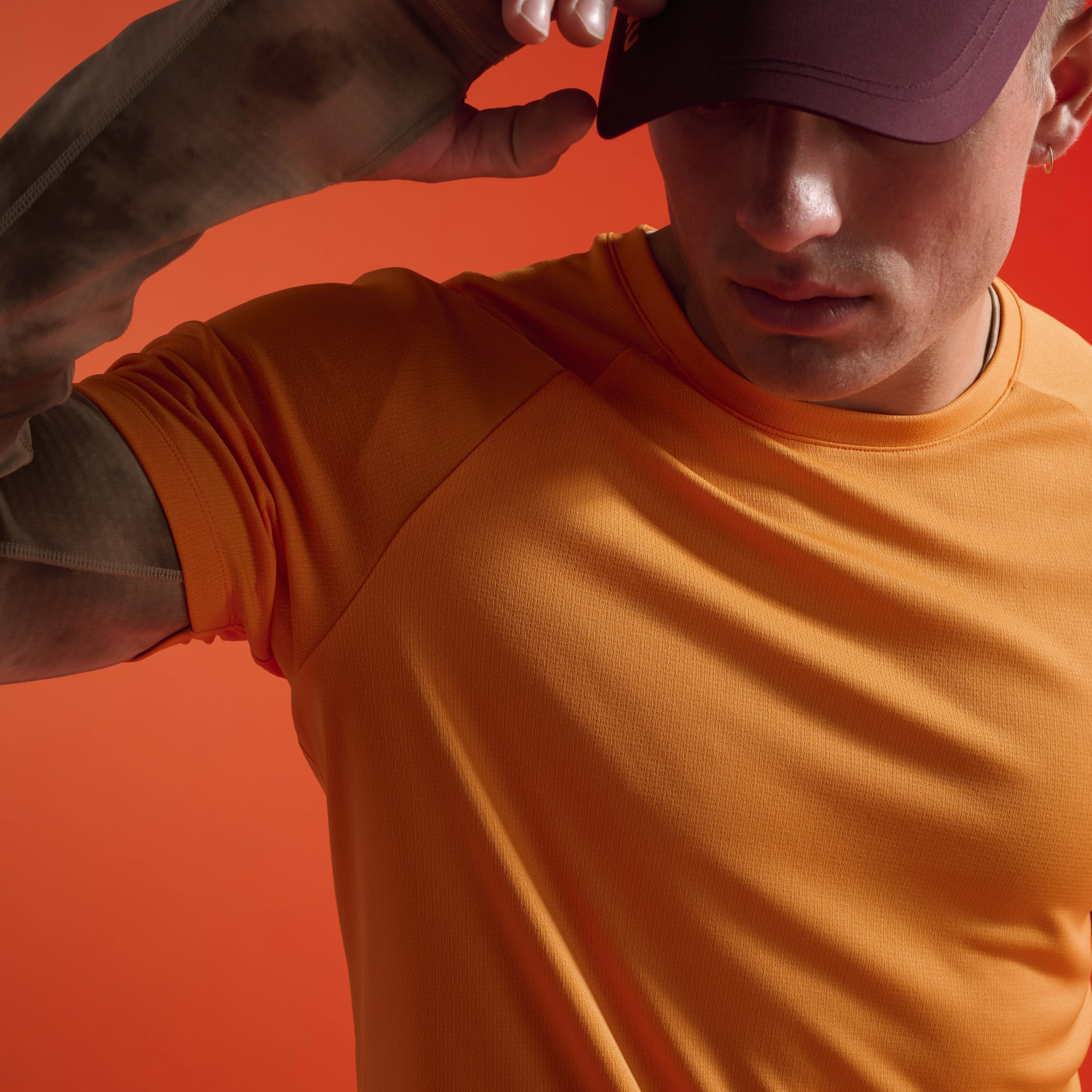 2XU Aero Tee | Tangerine / Earthberry | Mens - Image 2