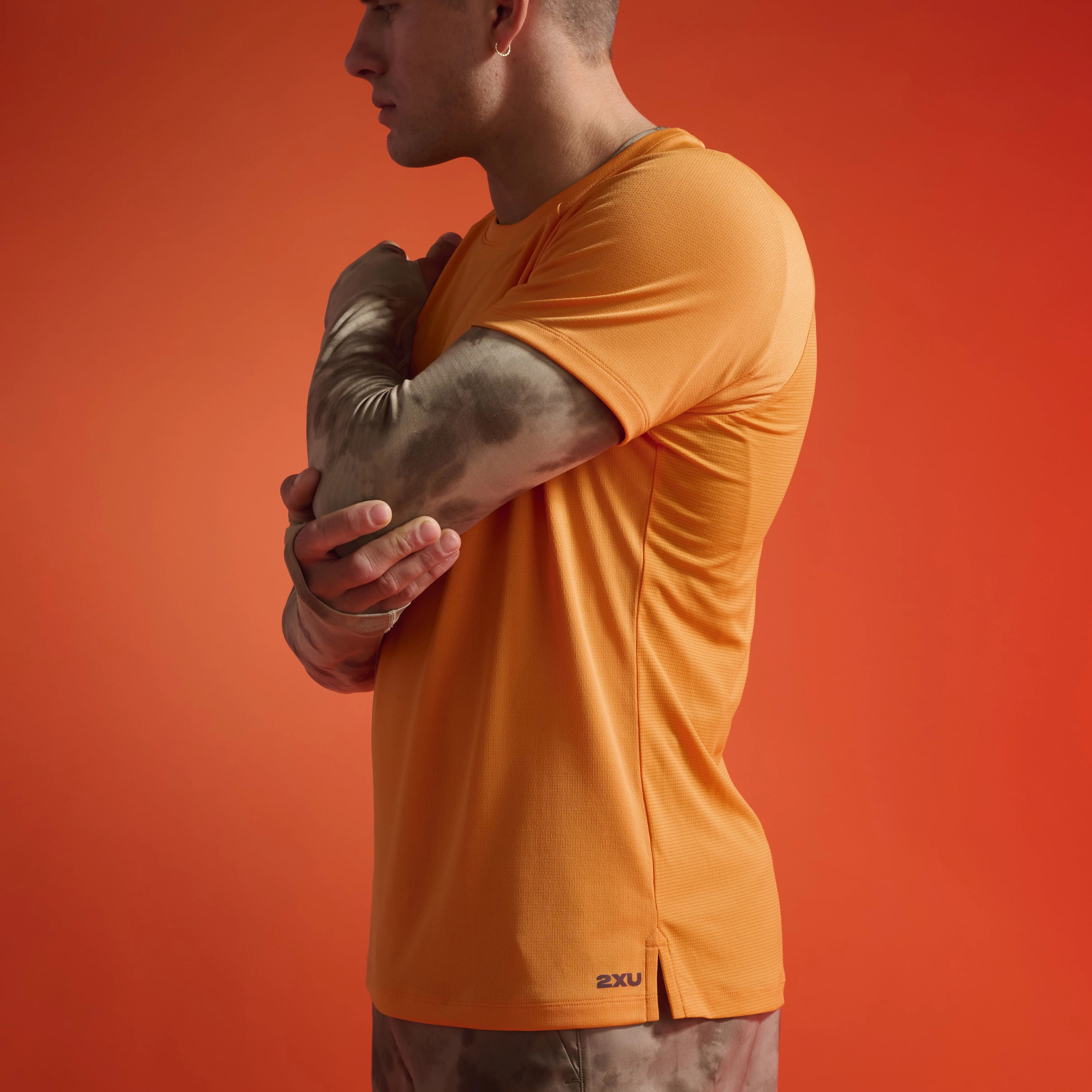 2XU Aero Tee | Tangerine / Earthberry | Mens - Image 4