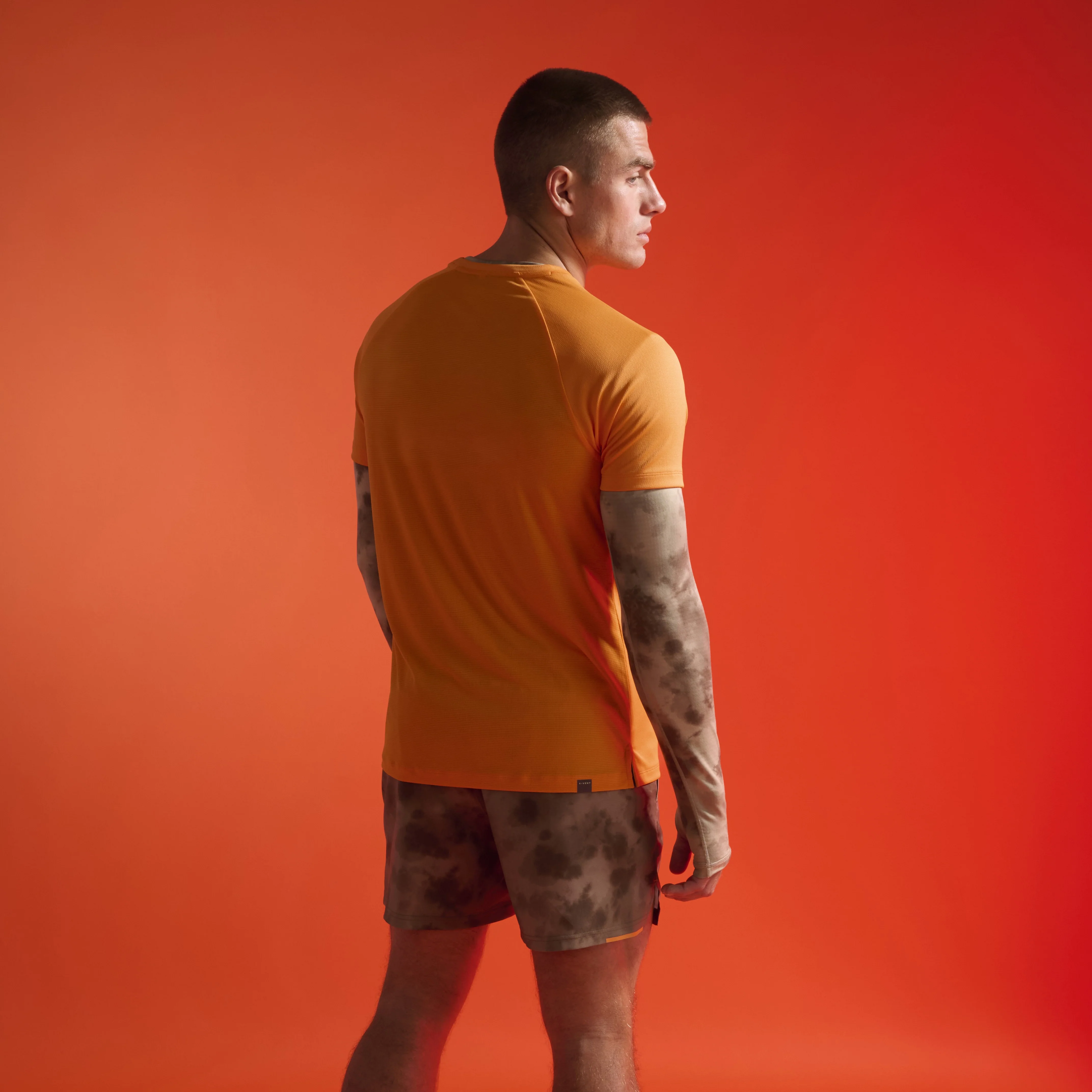 2XU Aero Tee | Tangerine / Earthberry | Mens - Image 6