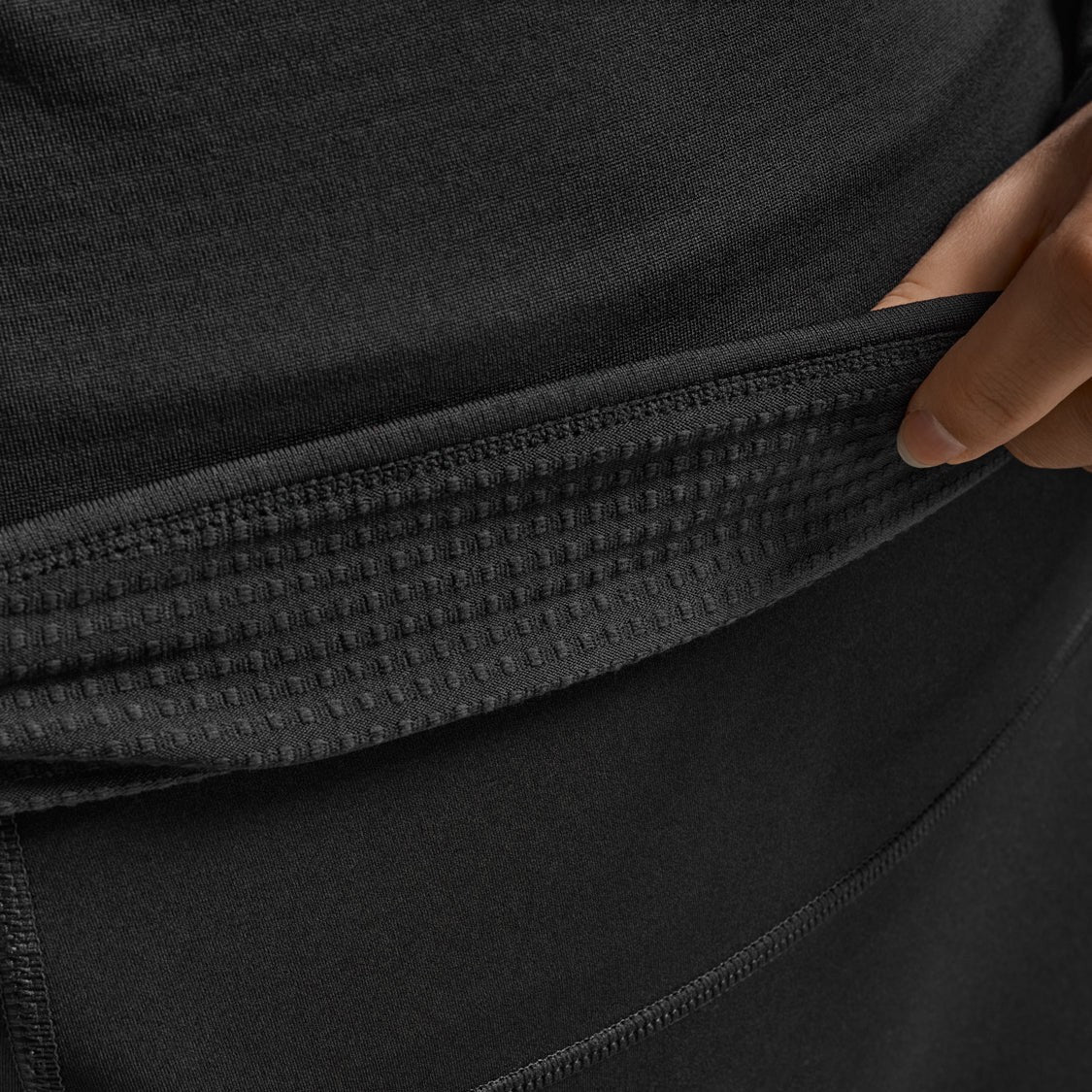 2XU Ignition Grid Base Layer | Black / Silver Reflective | Womens - Image 3