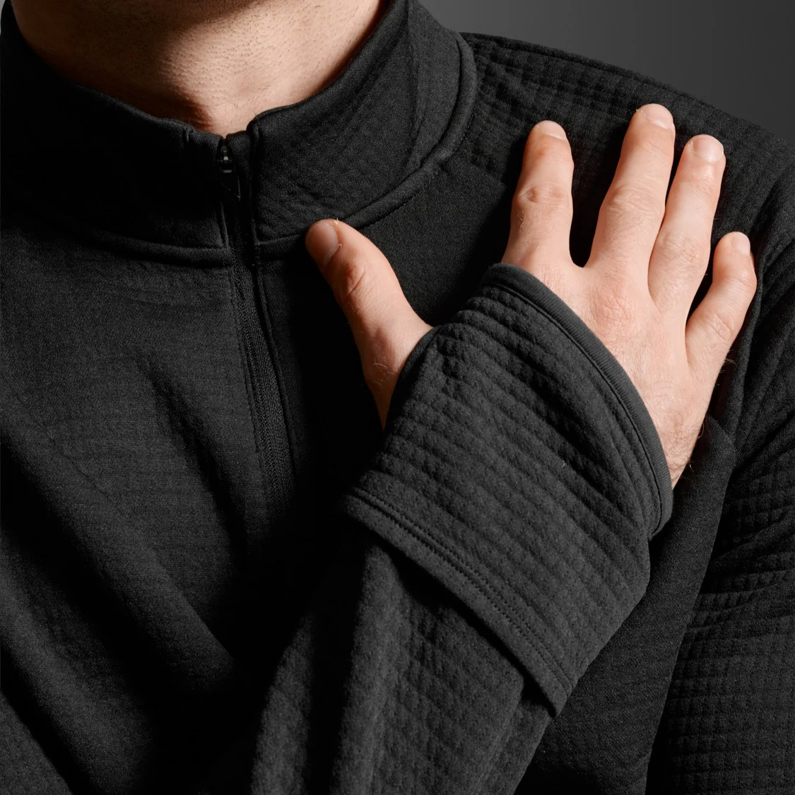 2XU Ignition Hyper-Haptic 1/4 Zip Fleece | Black / Silver Reflective | Mens - Image 2