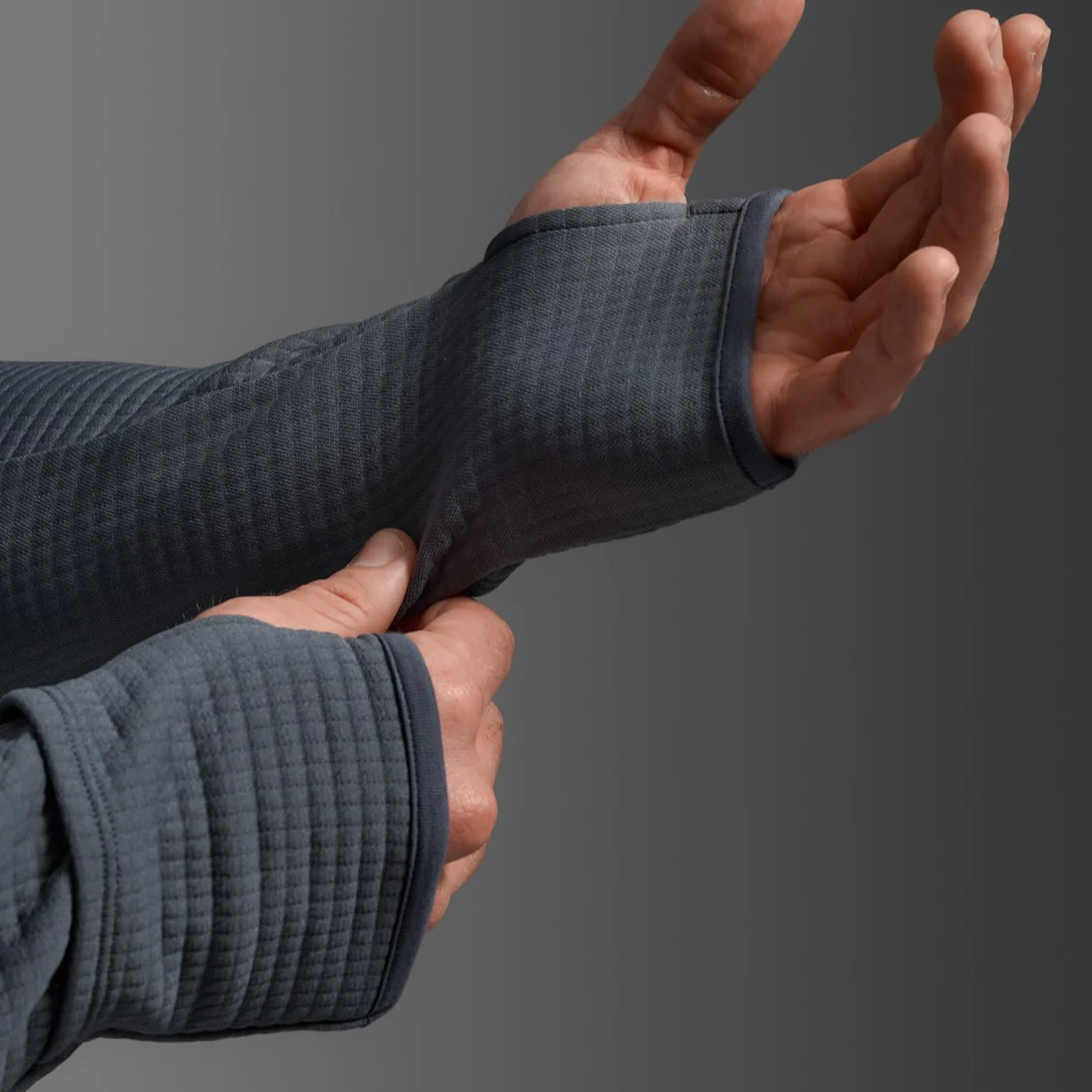 2XU Ignition Hyper-Haptic 1/4 Zip Fleece | Turbulence / Black Reflective | Mens - Image 2