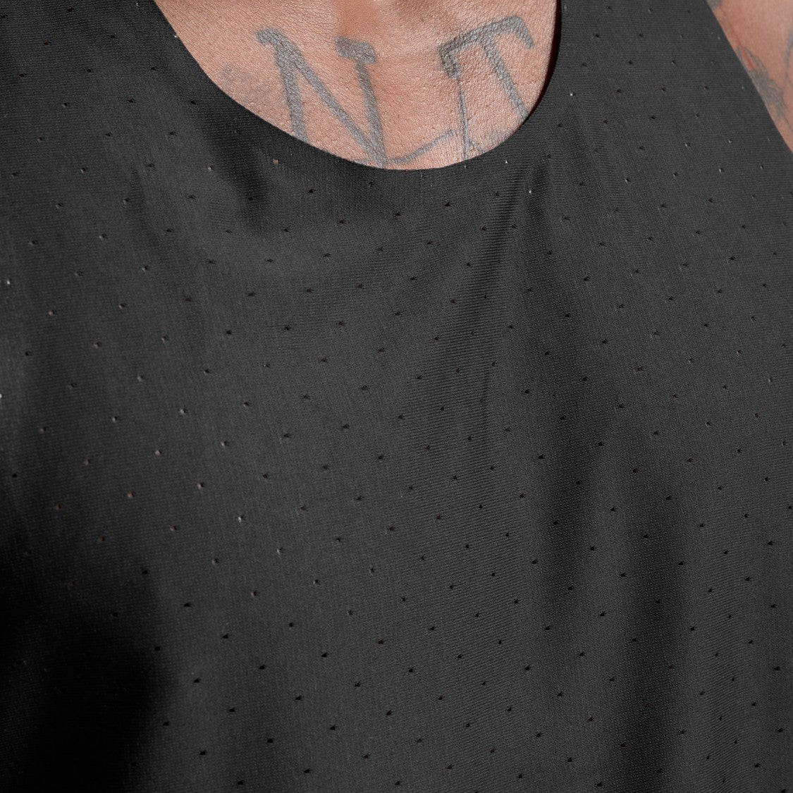 2XU Light Speed React Singlet | Black / Black Reflective | Mens - Image 4