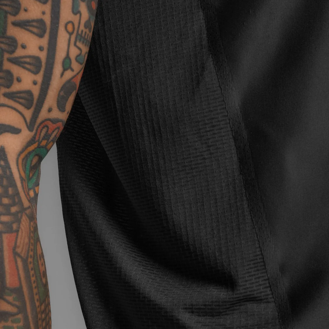 2XU Light Speed React Singlet | Black / Black Reflective | Mens - Image 5