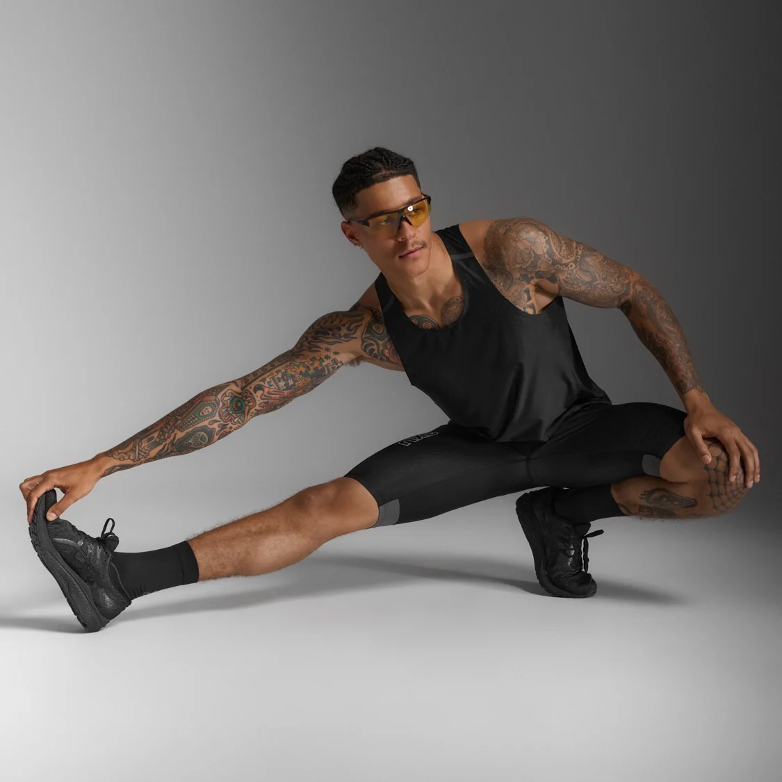 2XU Light Speed React Singlet | Black / Black Reflective | Mens - Image 9