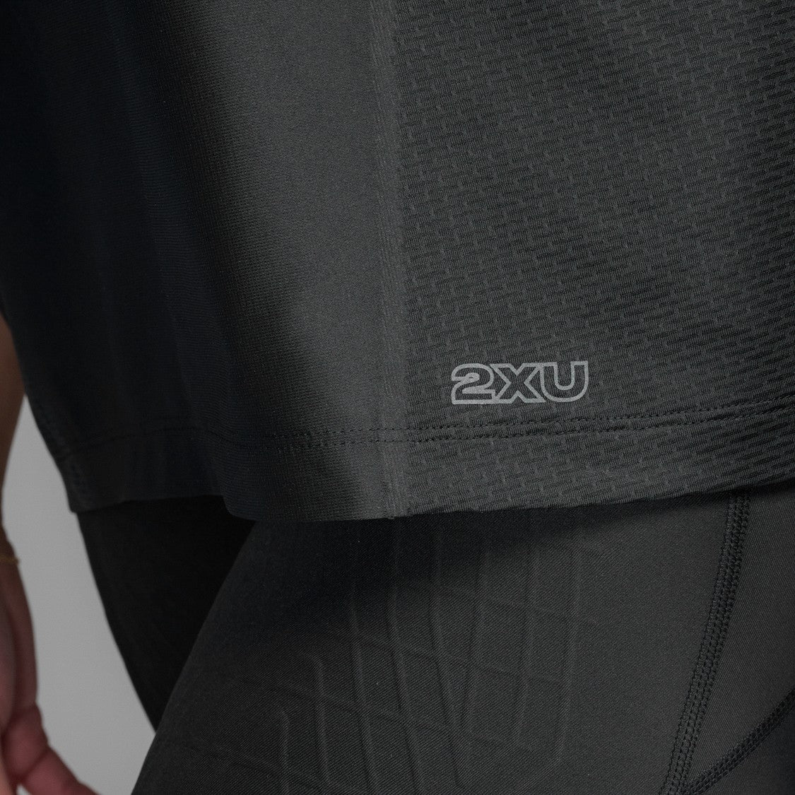 2XU Light Speed React Singlet | Black / Black Reflective | Womens - Image 4