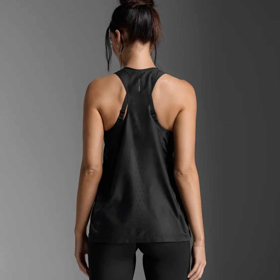2XU Light Speed React Singlet | Black / Black Reflective | Womens - Image 7