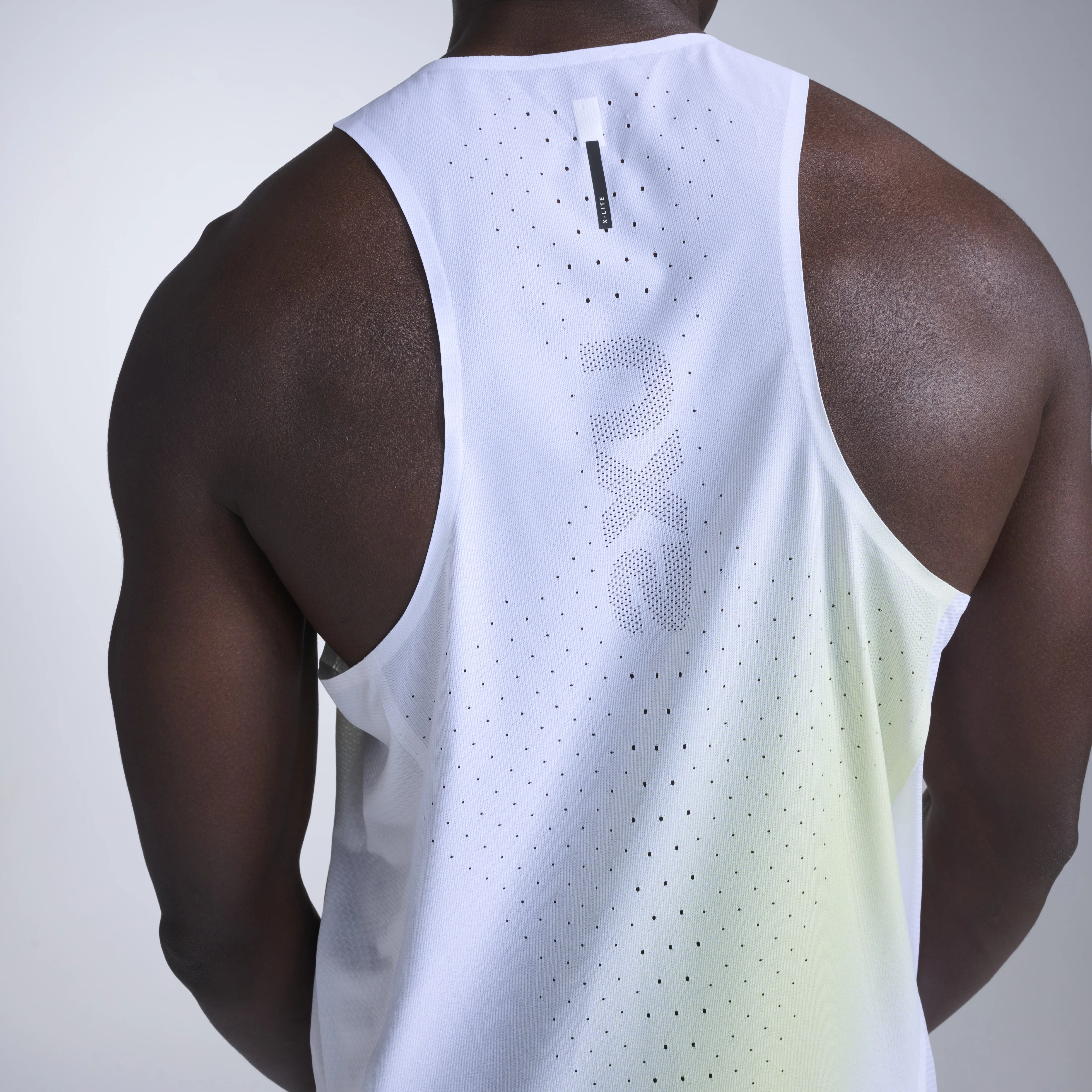 2XU Light Speed React Singlet | Cool Matcha Mist / Black Reflective | Mens - Image 2