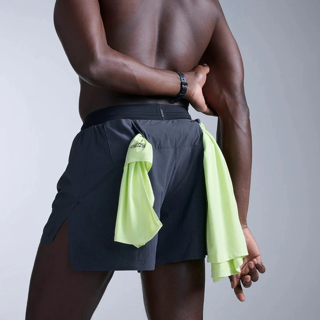 2XU Light Speed Stash 5 Inch Short | India / Black Reflective | Mens - Image 2