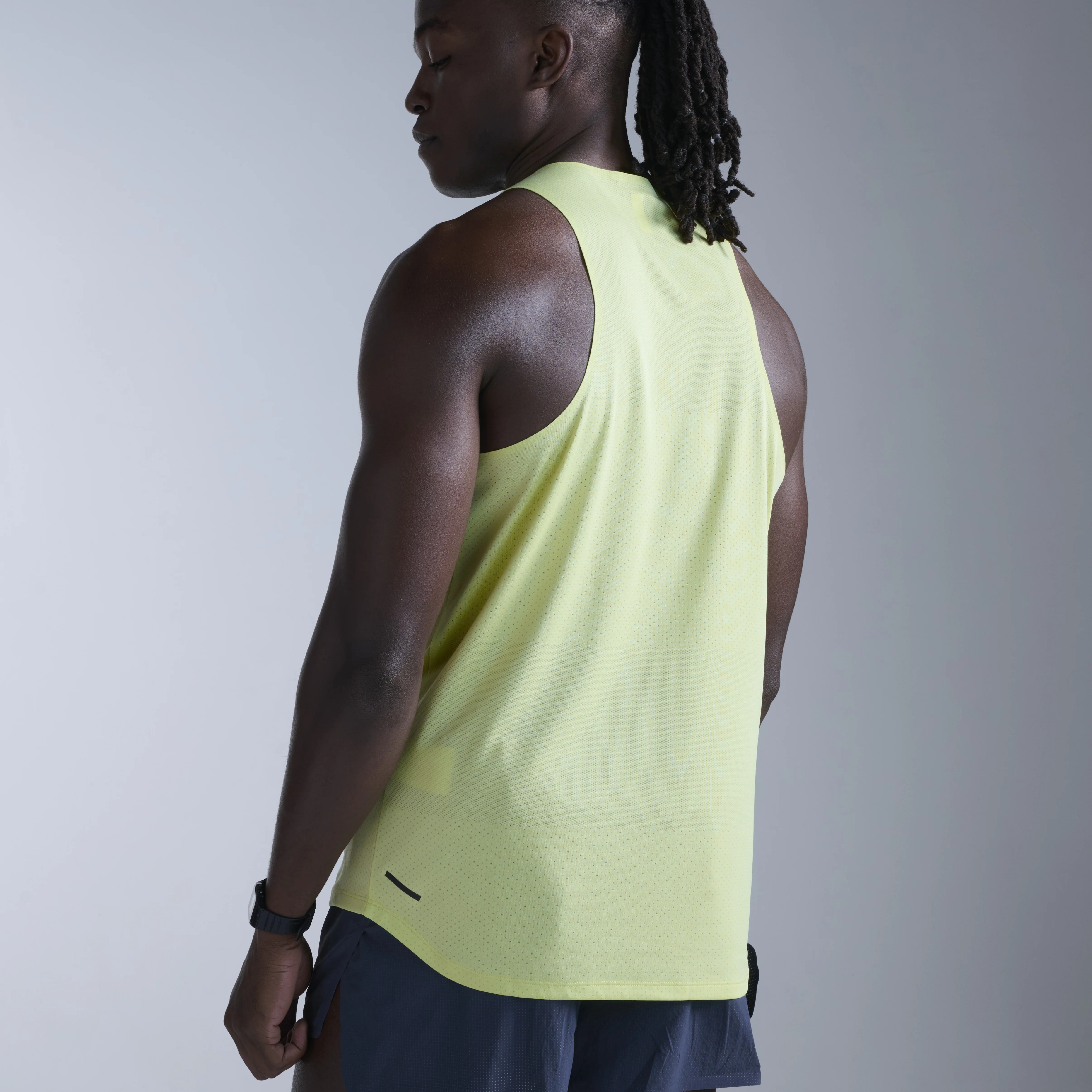 2XU Light Speed Tech Singlet | Cool Matcha / Black Reflective | Mens - Image 6