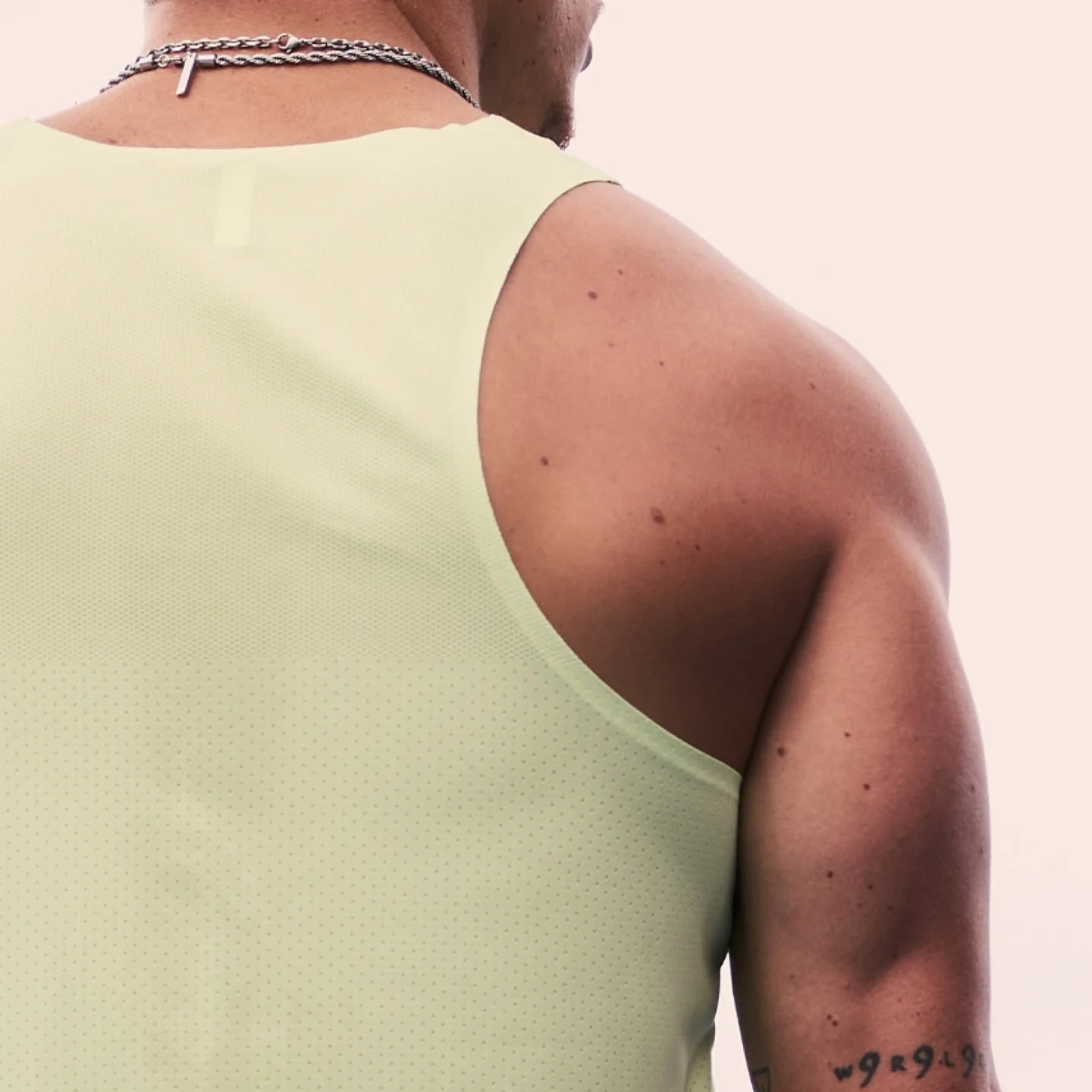 2XU Light Speed Tech Singlet | Cool Matcha / Black Reflective | Mens - Image 7
