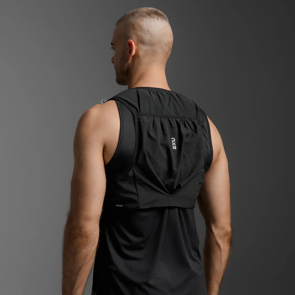 2XU Run Hydration Vest | Black / Silver Reflective - Image 4