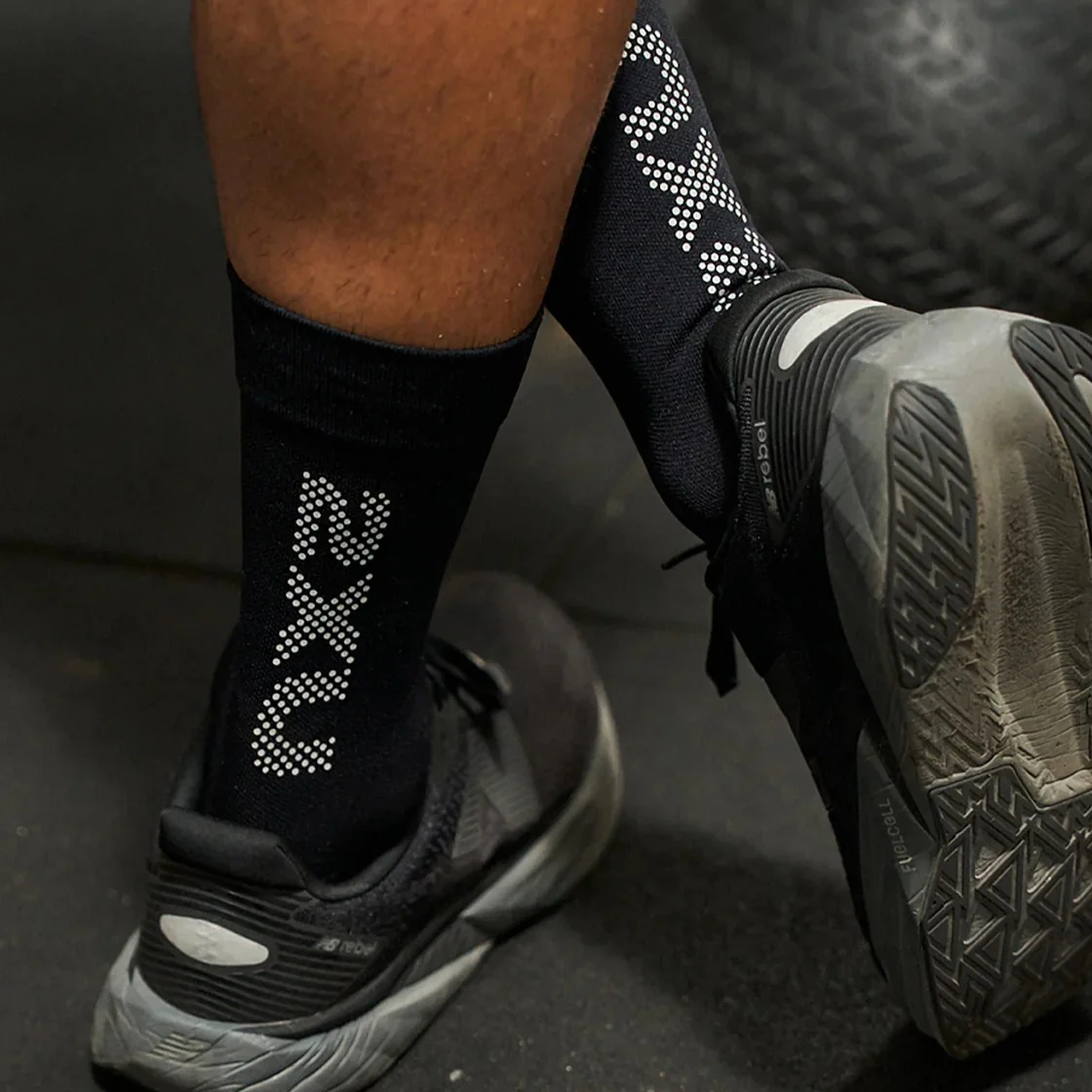 2XU Vectr Reflective Socks | Light Cushion | Crew Length | Black / Silver Reflective - Image 2