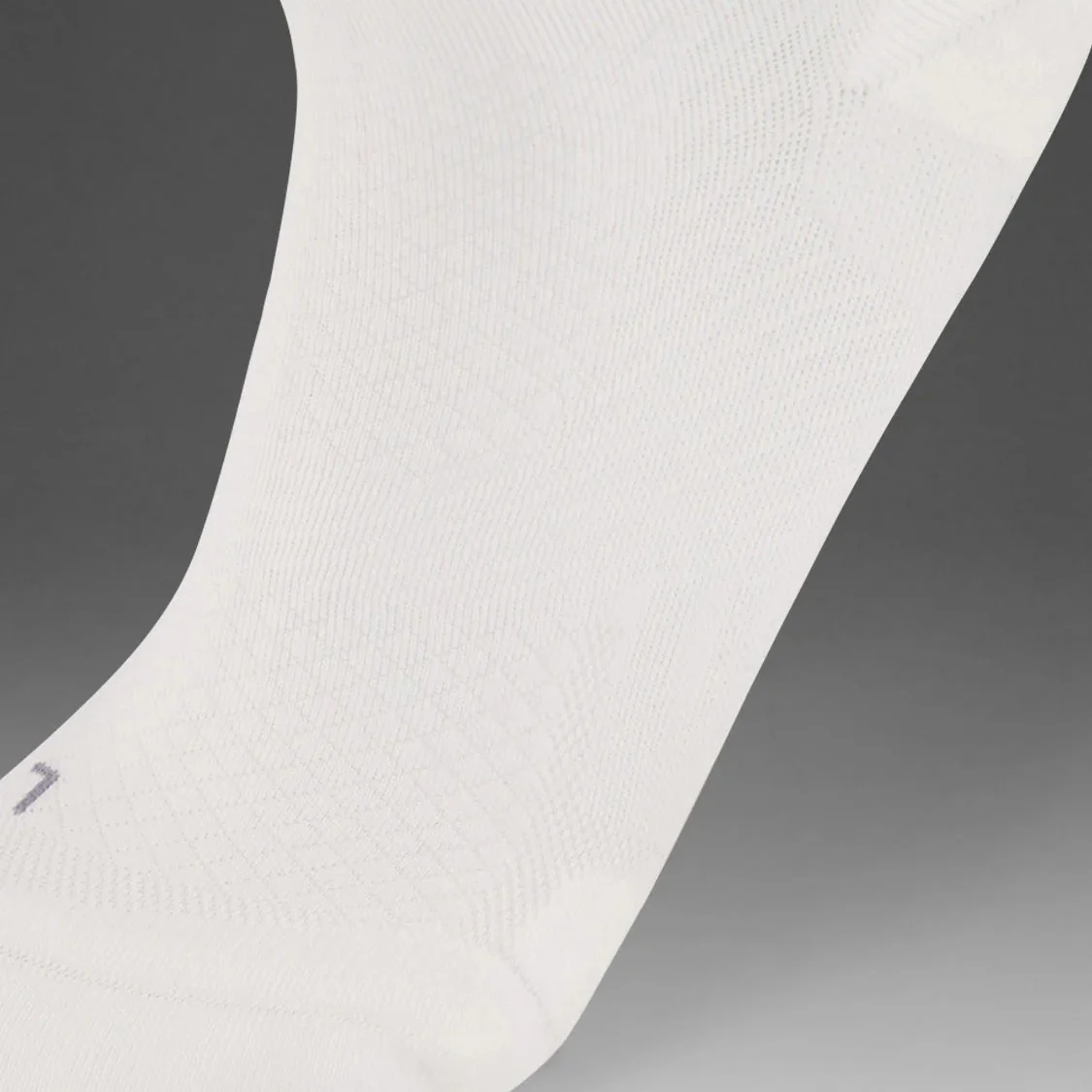 2XU Vectr Reflective Socks | Light Cushion | Crew Length | White / Silver Reflective - Image 3