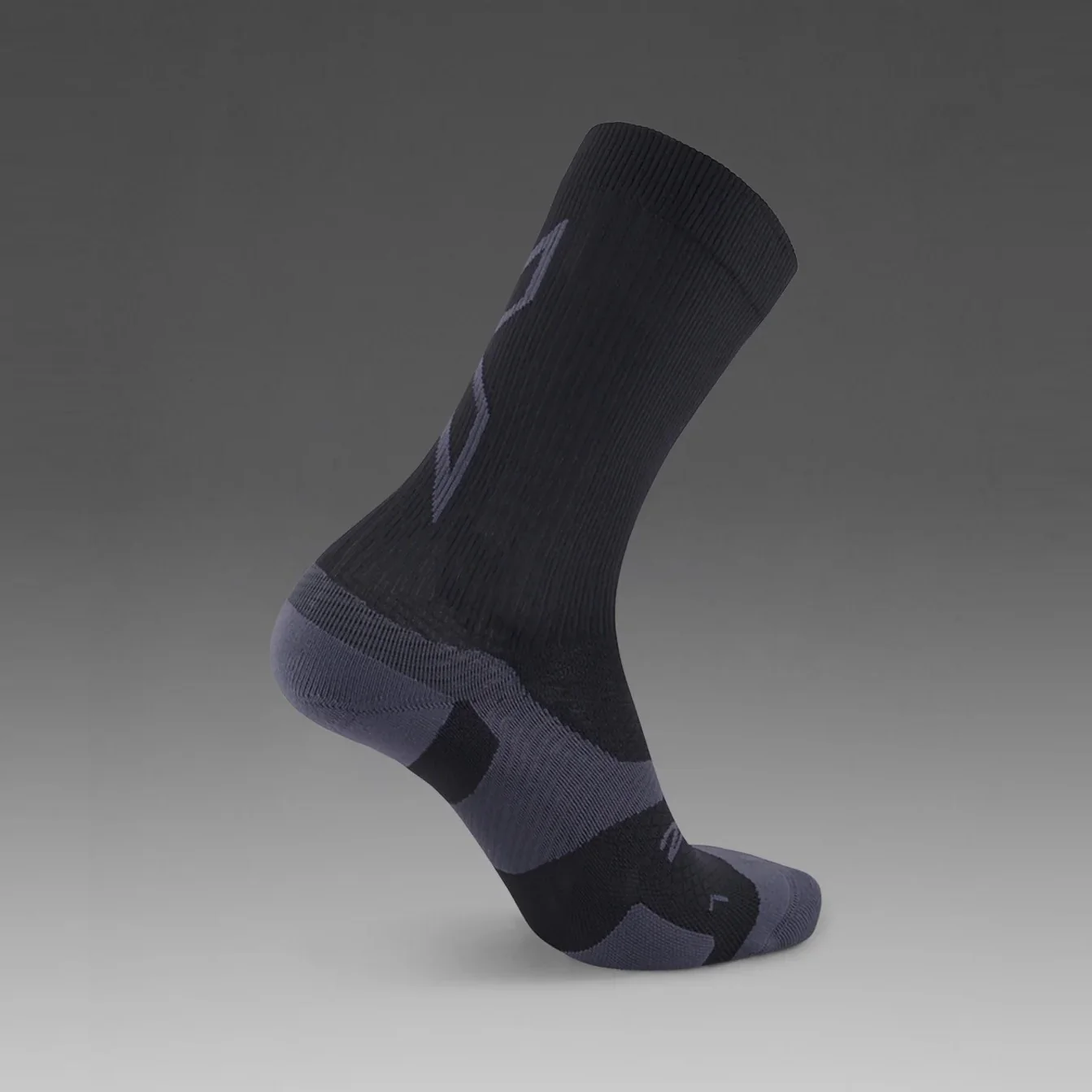 2XU Vectr Socks | Light Cushion | Crew Length | Black / Titanium - Image 3