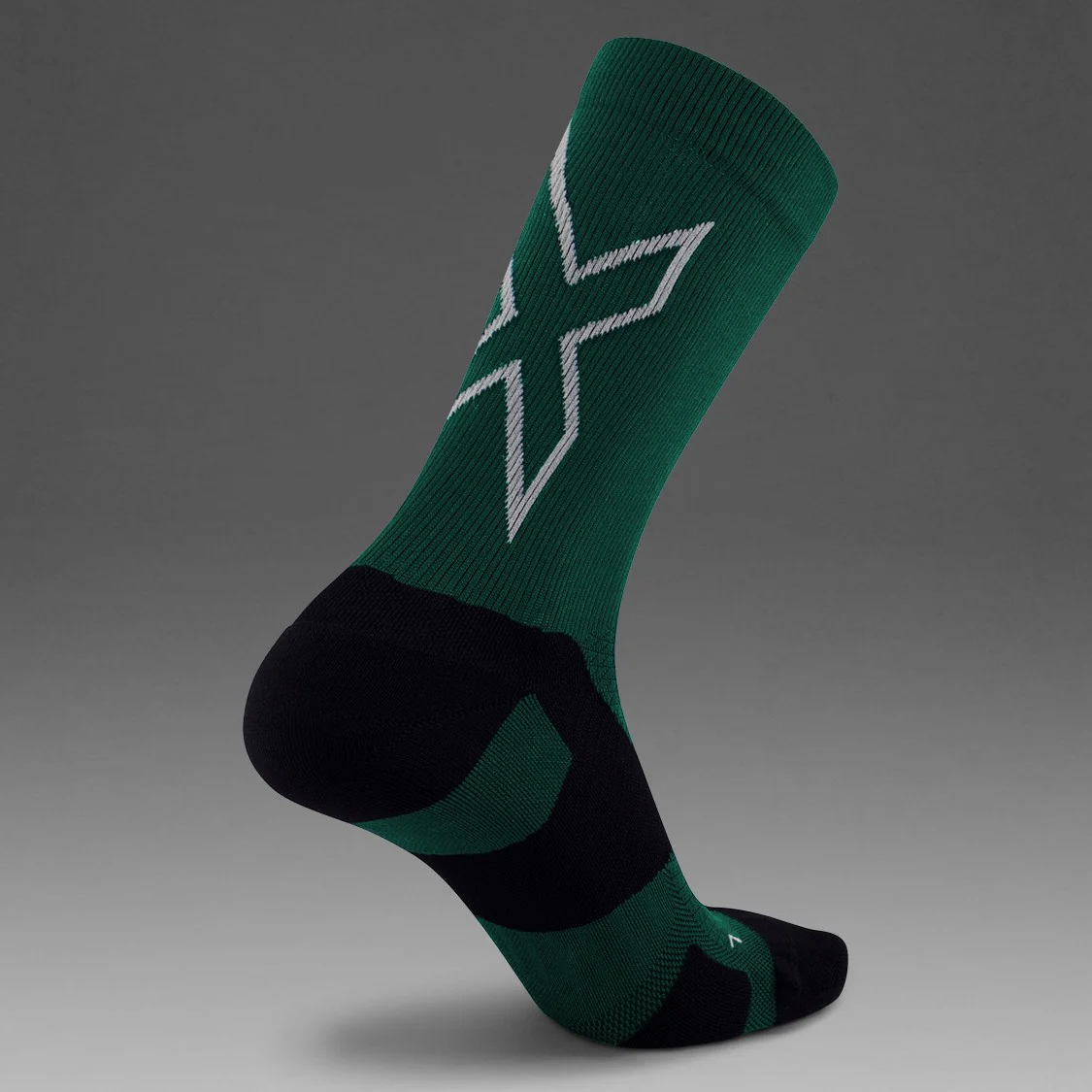 2XU Vectr Socks | Light Cushion | Crew Length | Dark Moss / White - Image 2
