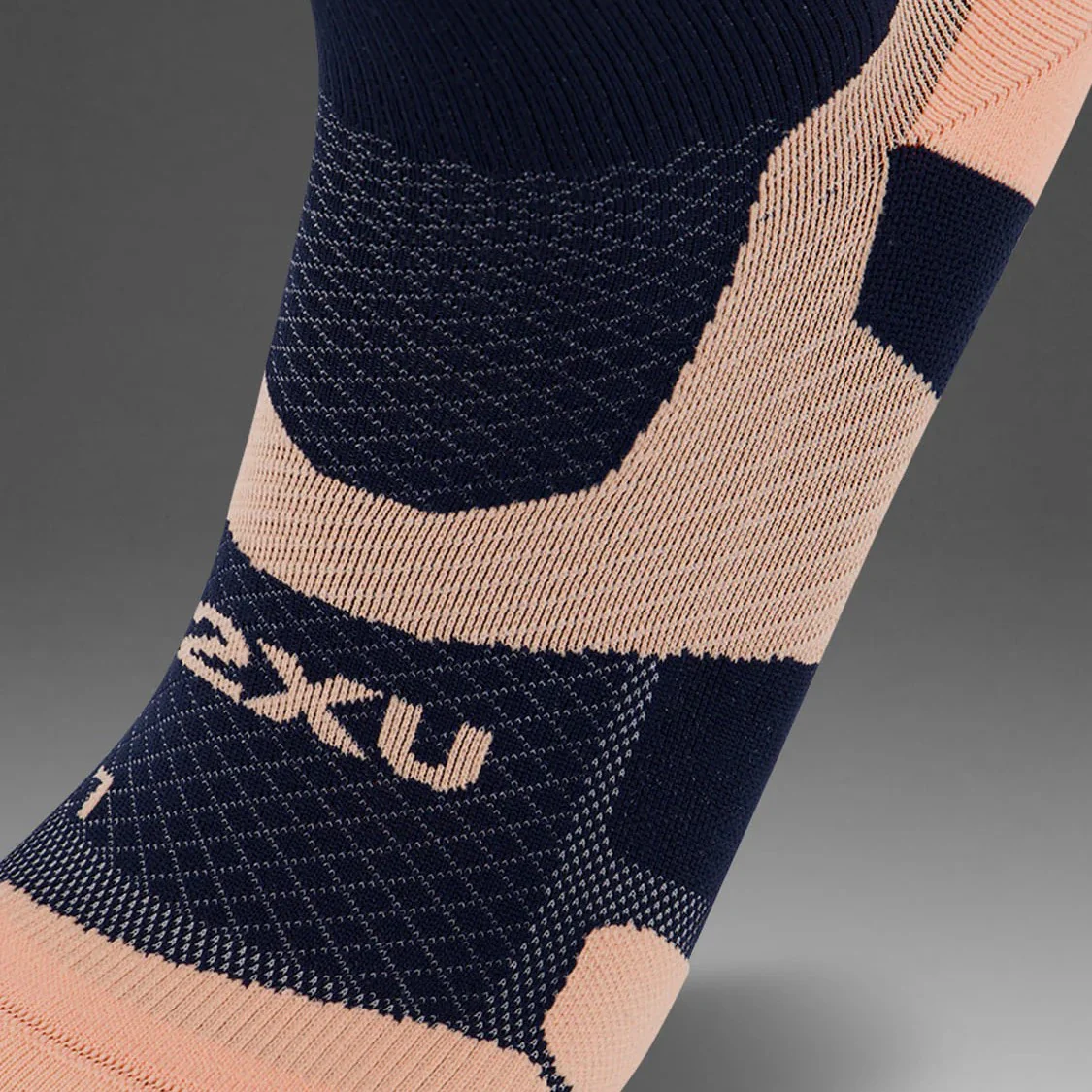 2XU Vectr Socks | Light Cushion | Crew Length | Midnight / Fuzzy Peach - Image 3
