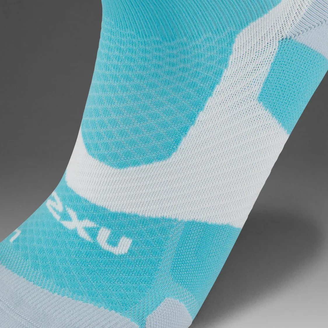 2XU Vectr Socks | Light Cushion | Crew Length | Moonstone / Black - Image 3