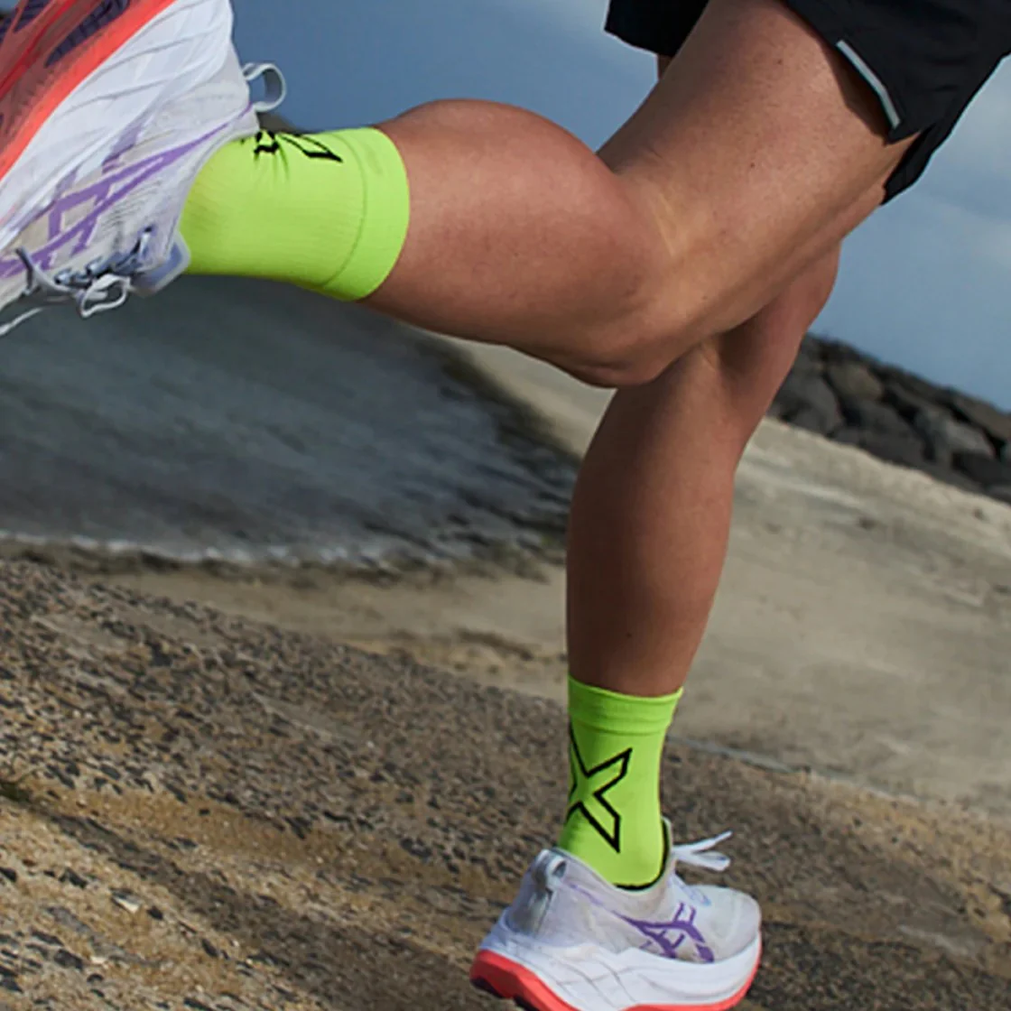 2XU Vectr Socks | Light Cushion | Crew Length | Volt / Black X - Image 2