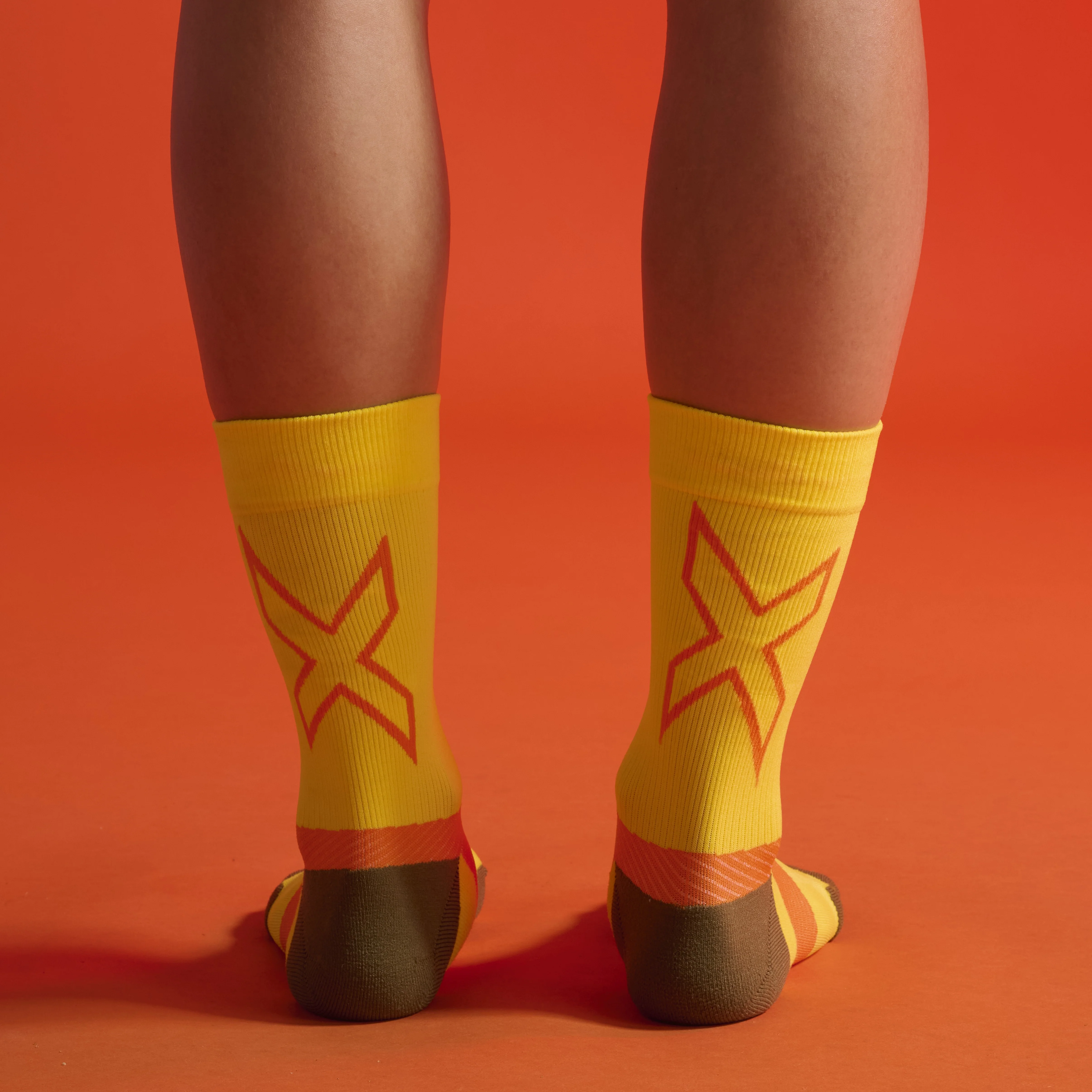 2XU Vectr Socks | Light Cushion | Crew Length | Wattle Mist / Tangerine - Image 2