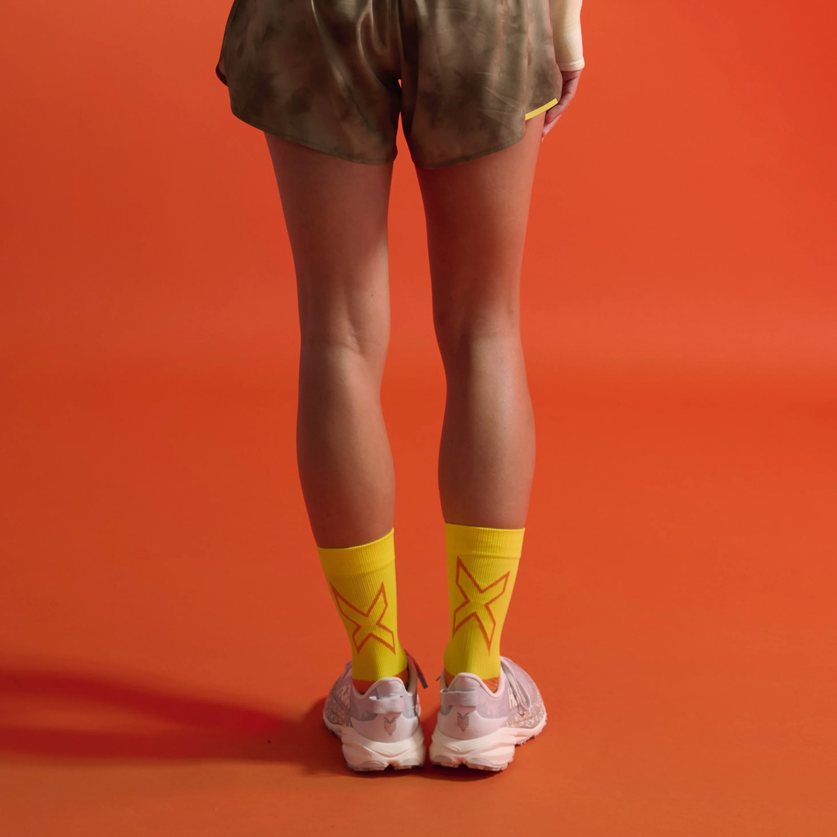 2XU Vectr Socks | Light Cushion | Crew Length | Wattle Mist / Tangerine - Image 3