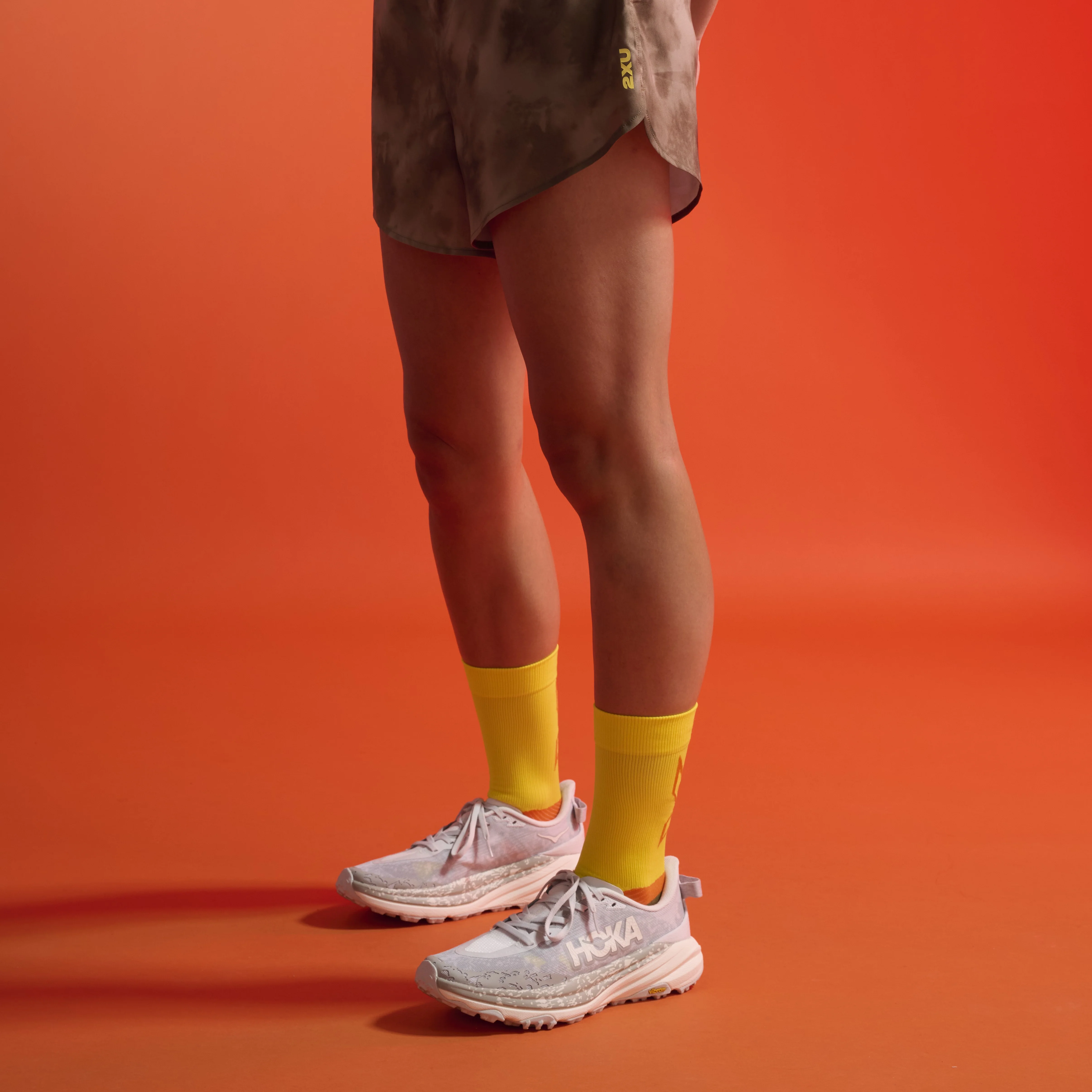 2XU Vectr Socks | Light Cushion | Crew Length | Wattle Mist / Tangerine - Image 4