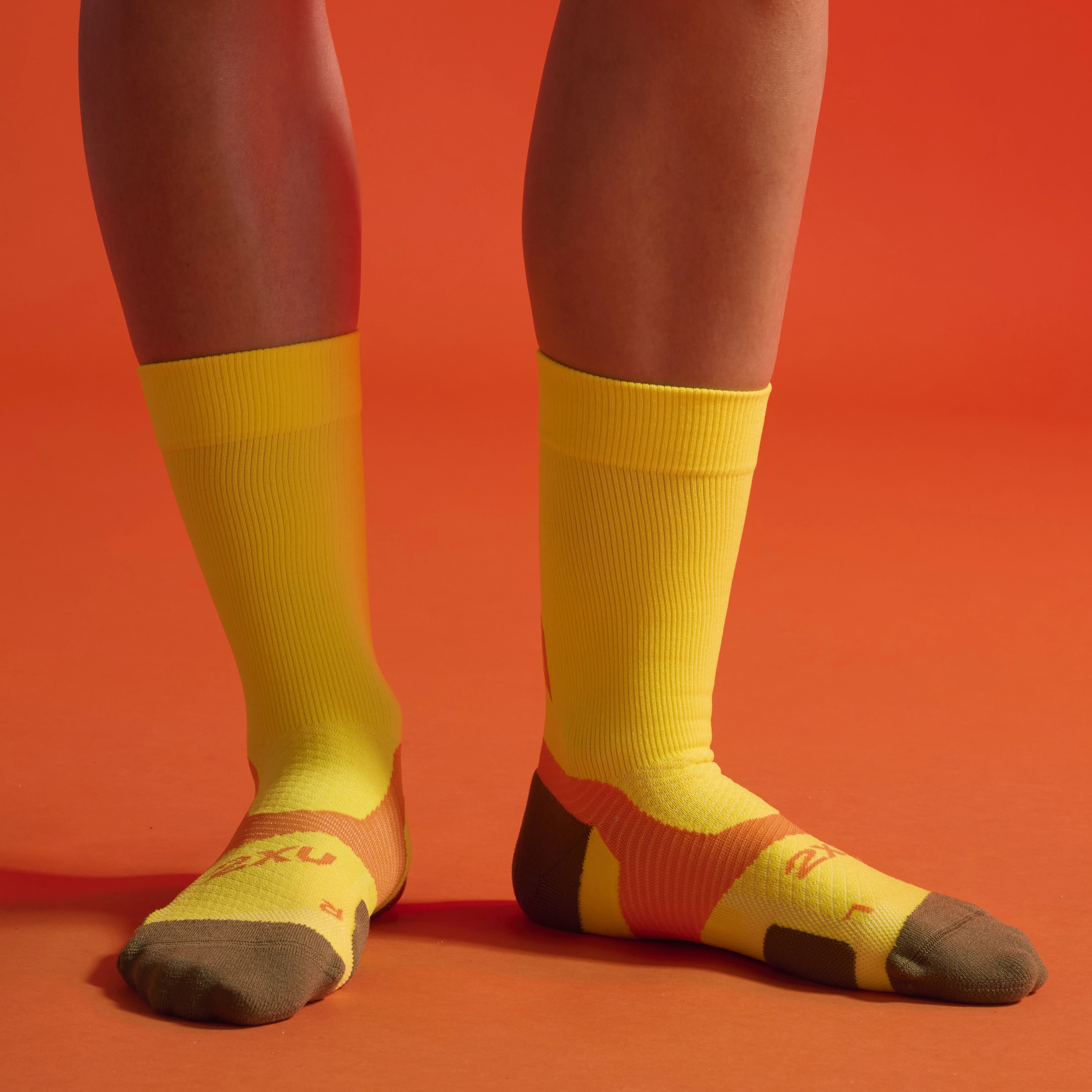 2XU Vectr Socks | Light Cushion | Crew Length | Wattle Mist / Tangerine - Image 5