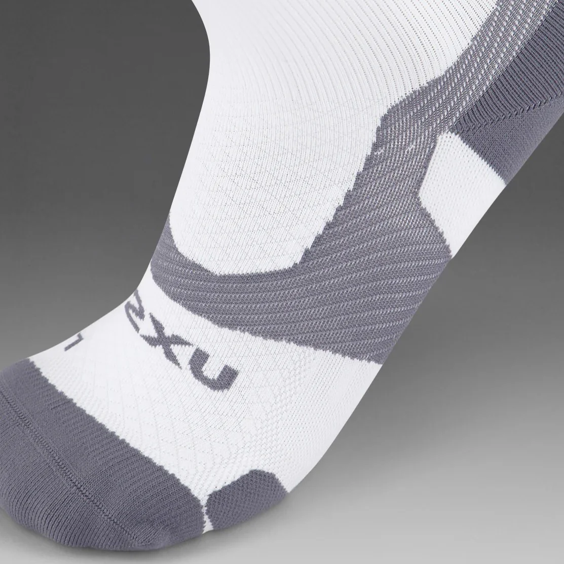 2XU Vectr Socks | Light Cushion | Crew Length | White / Grey - Image 3