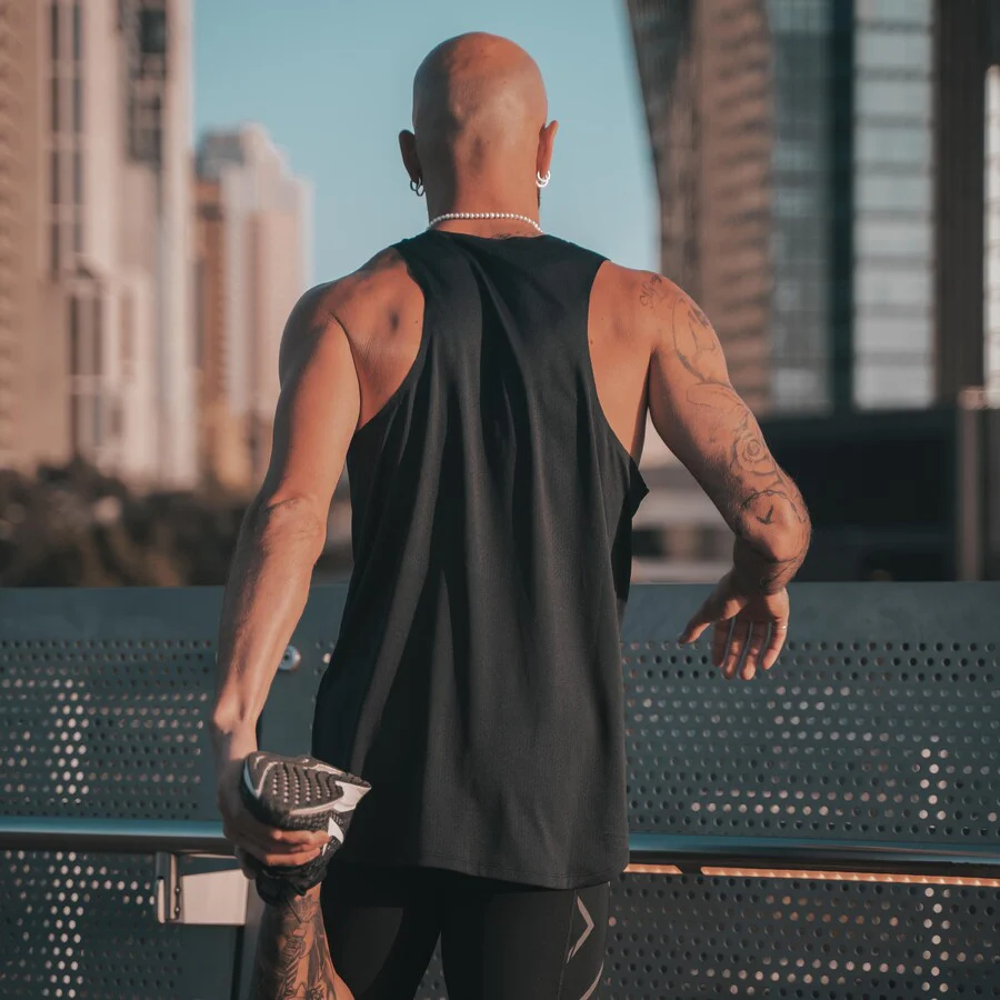 2XU Light Speed Tech Singlet | Black / Black Reflective | Mens - Image 3