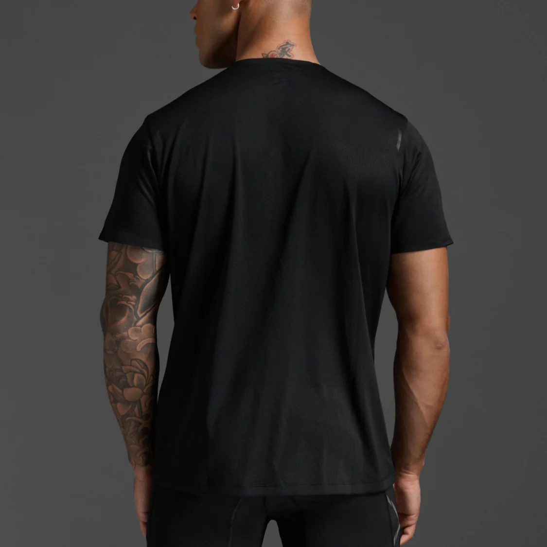 2XU Light Speed Tech Tee | Black / Black Reflective | Mens - Image 4