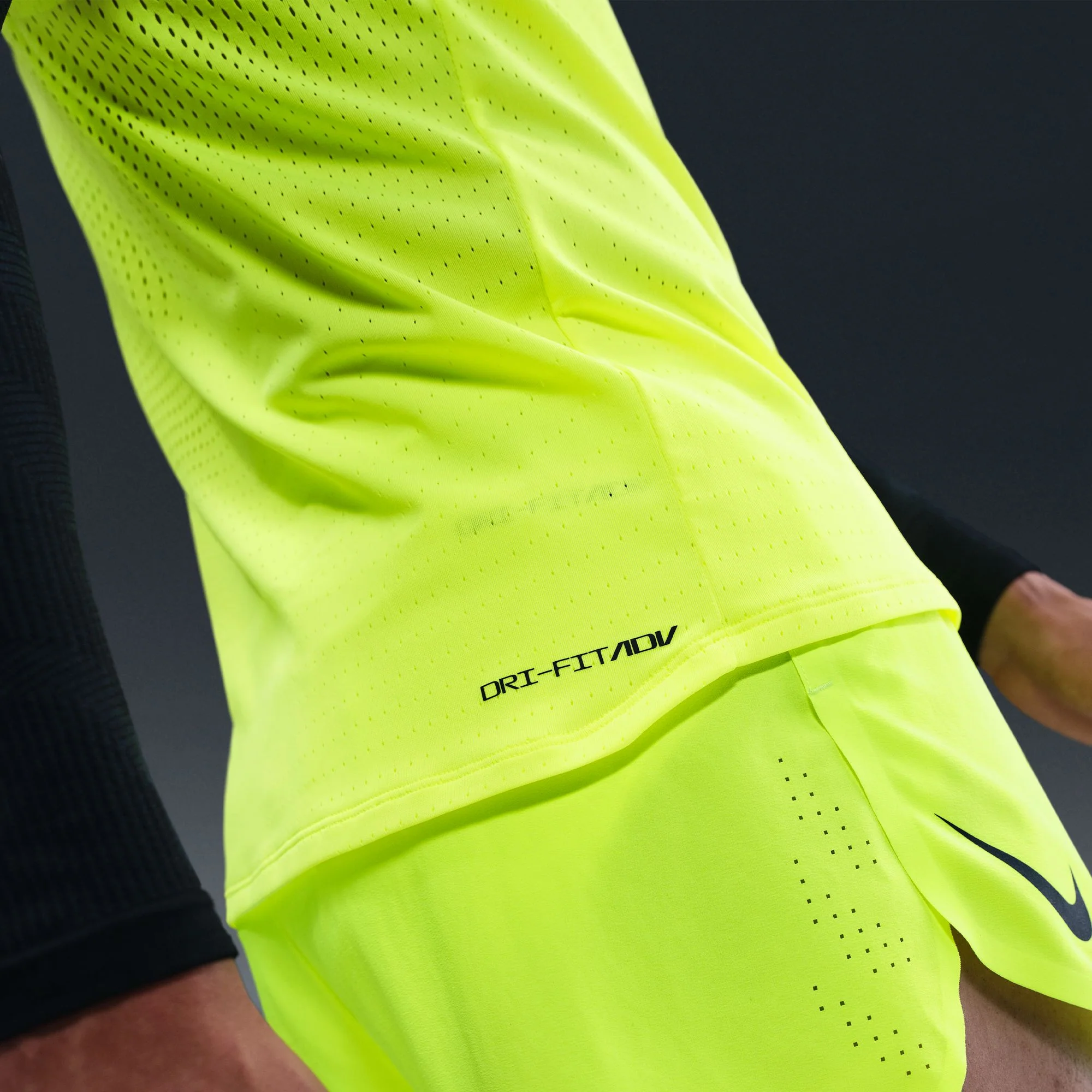 Nike AeroSwift Singlet | Volt / Black | Mens - Image 3