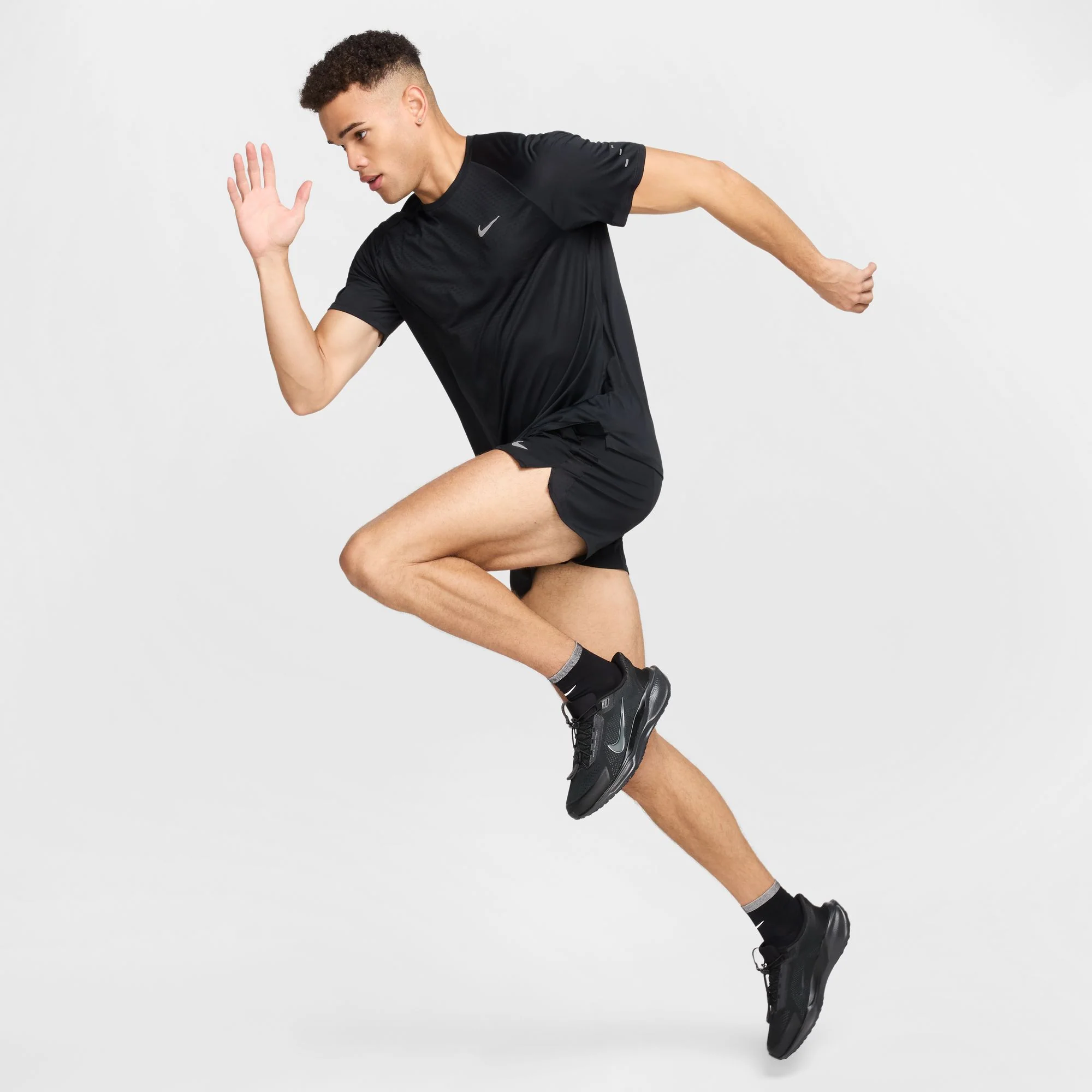 Nike Stride Tee | Black / Reflective Silver | Mens - Image 7