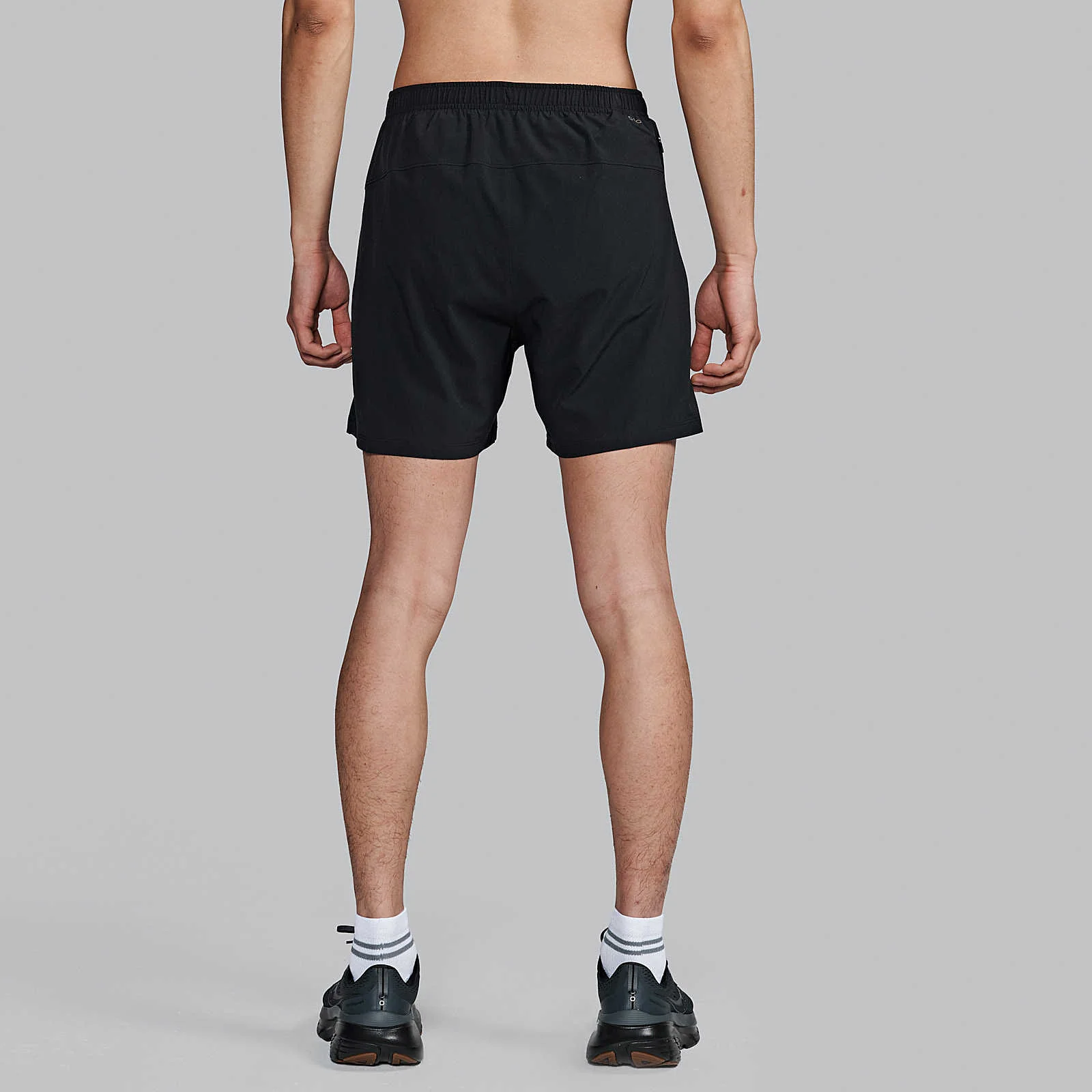 Saucony Outpace 5" Shorts | Black | Mens - Image 3