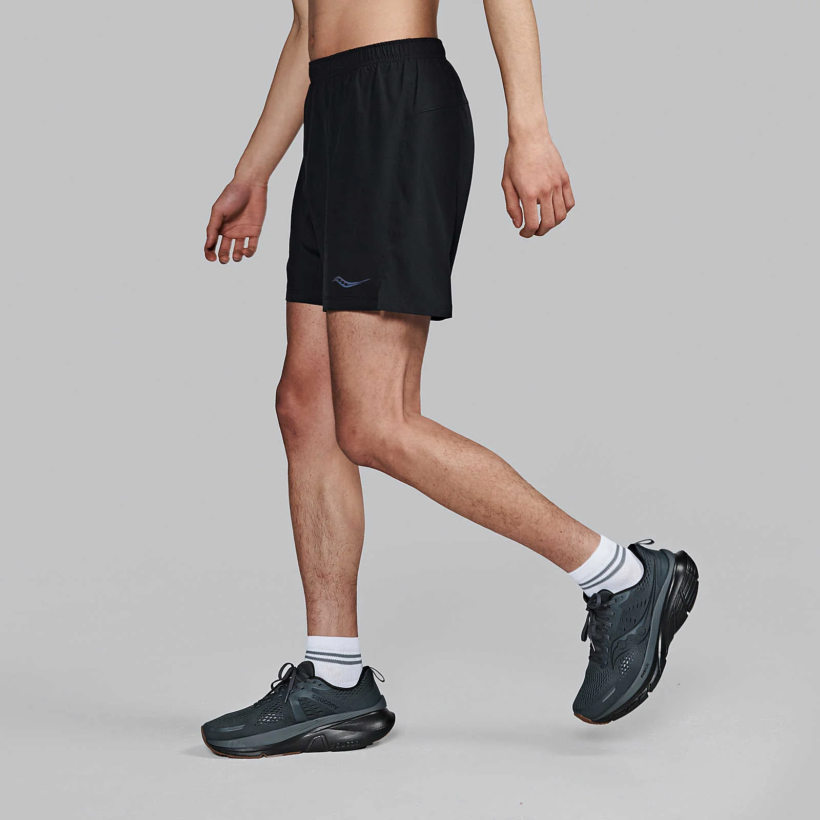 Saucony Outpace 5" Shorts | Black | Mens - Image 4